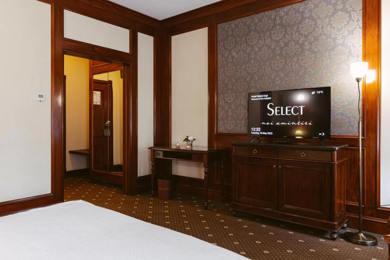 TV/Entertainment Center in Hotel Select