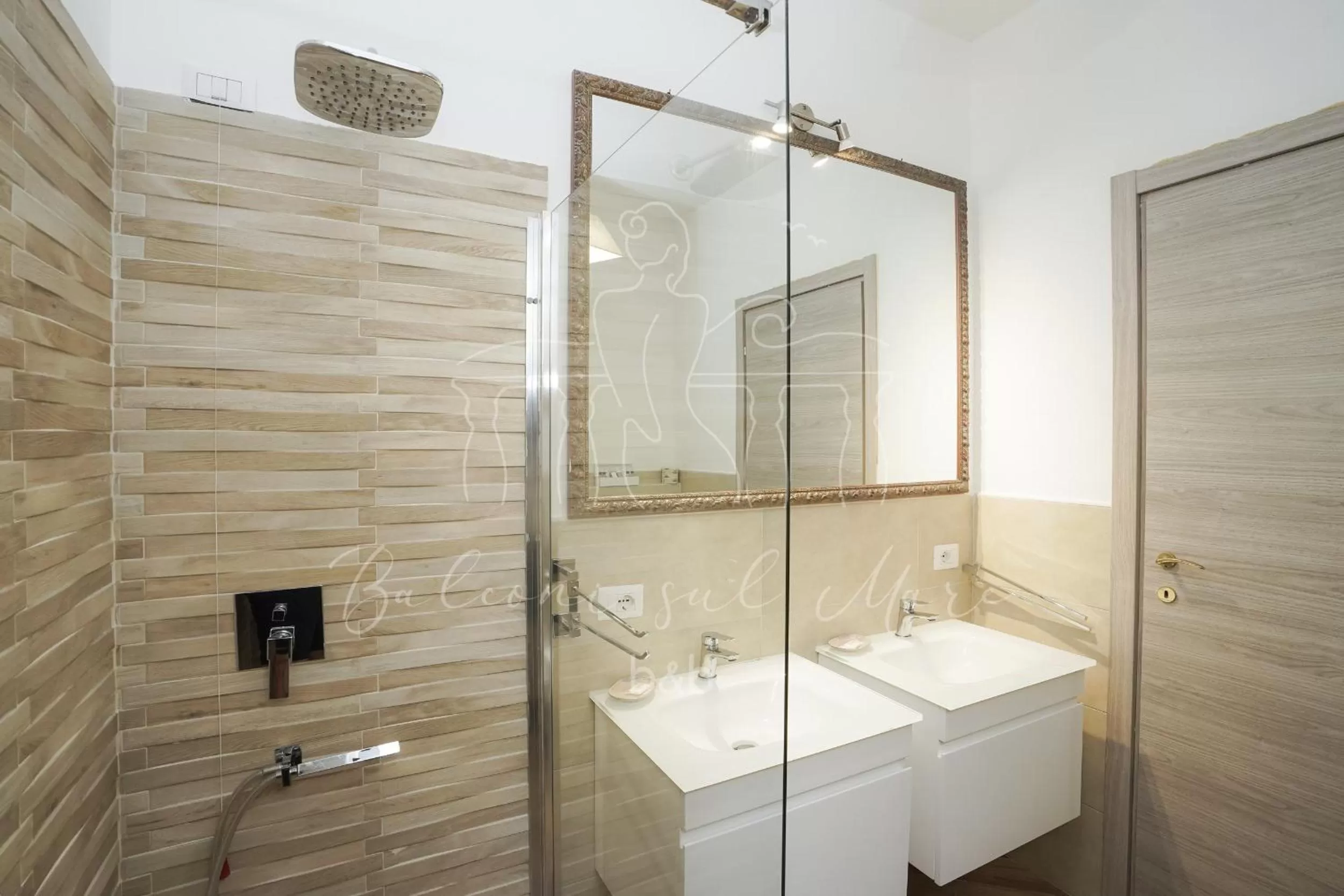 Shower in Balconi sul mare