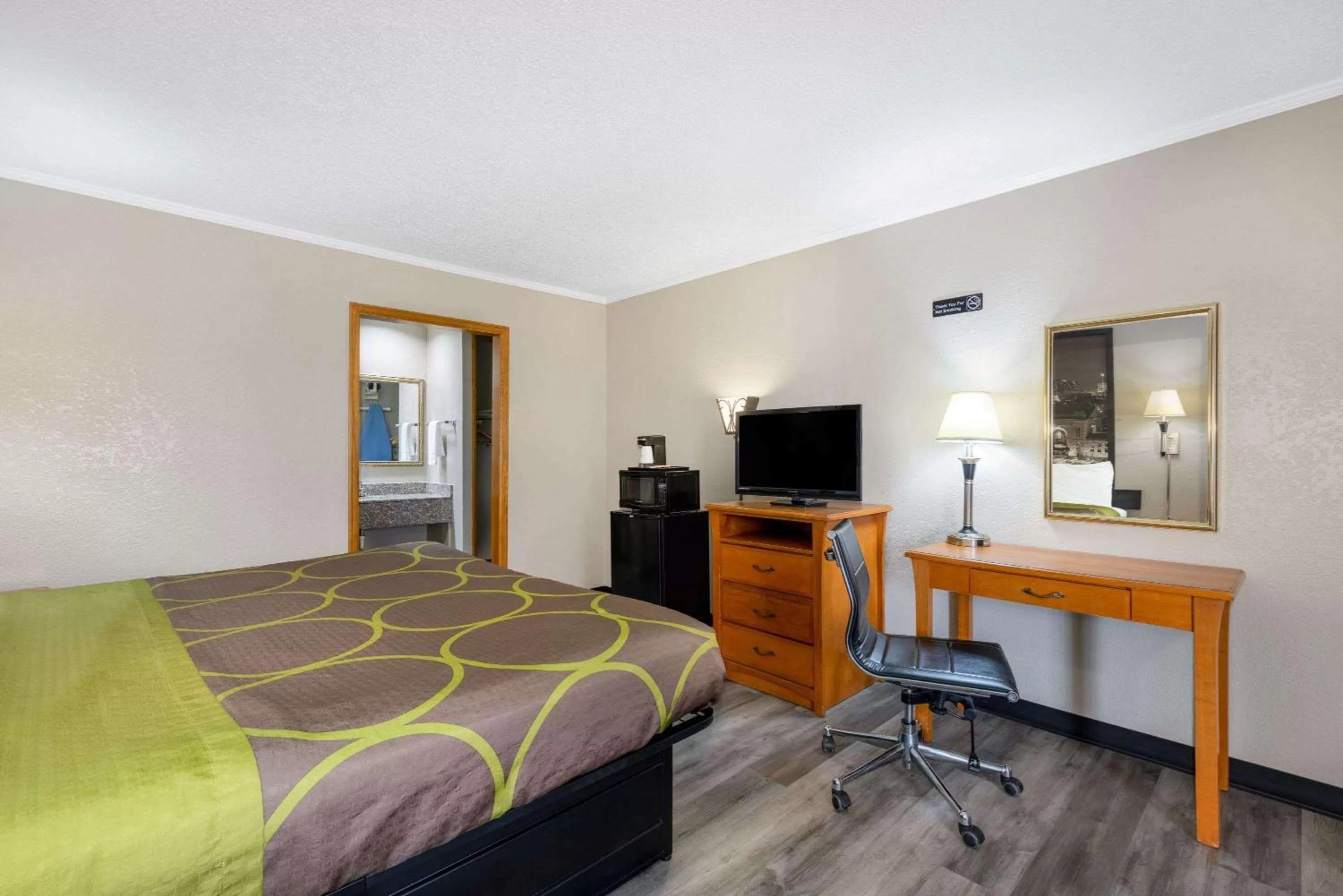 Bedroom, Bed in Super 8 by Wyndham Kansas City Airport North