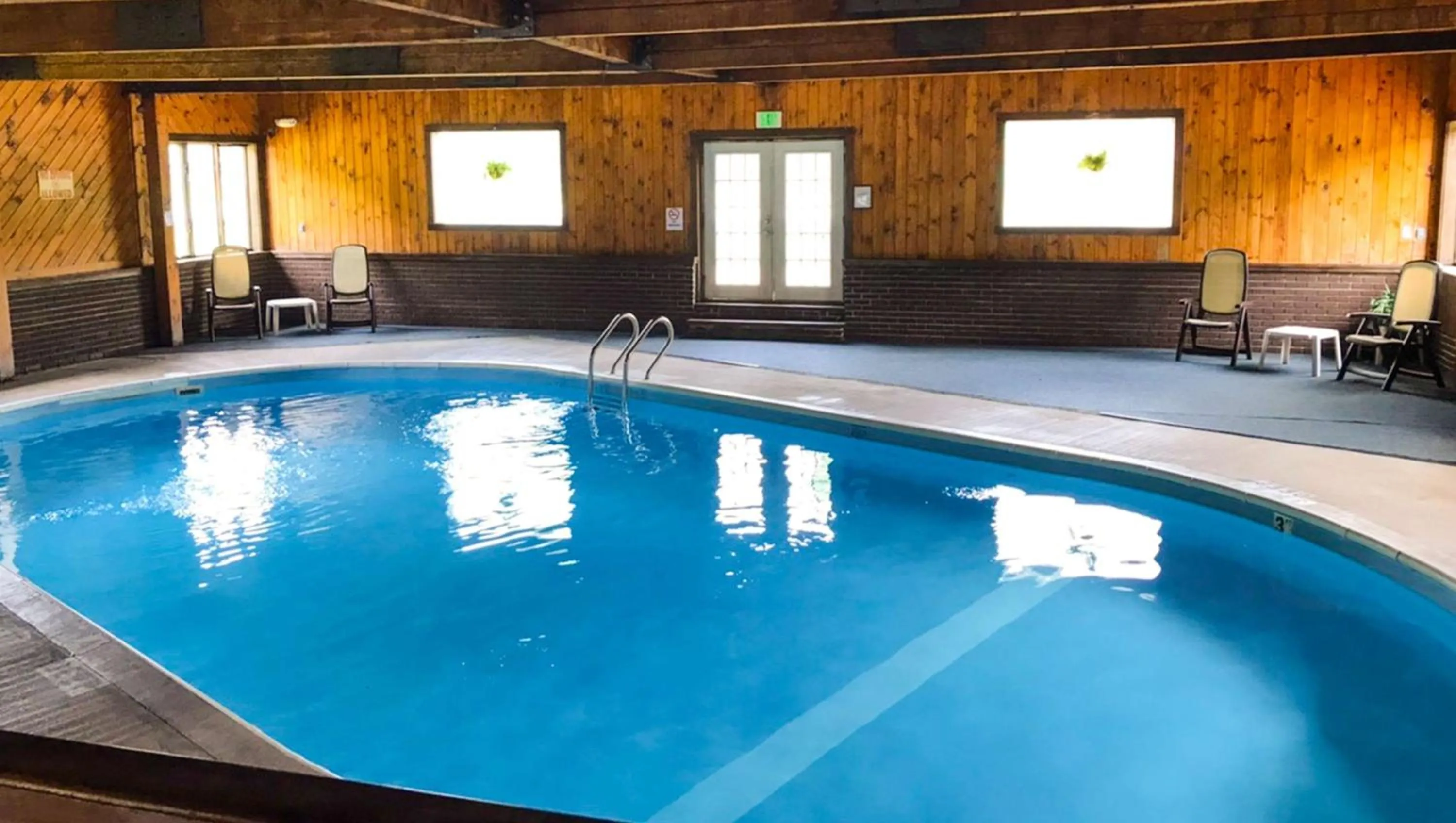 Swimming pool in Adirondack Lodge Old Forge
