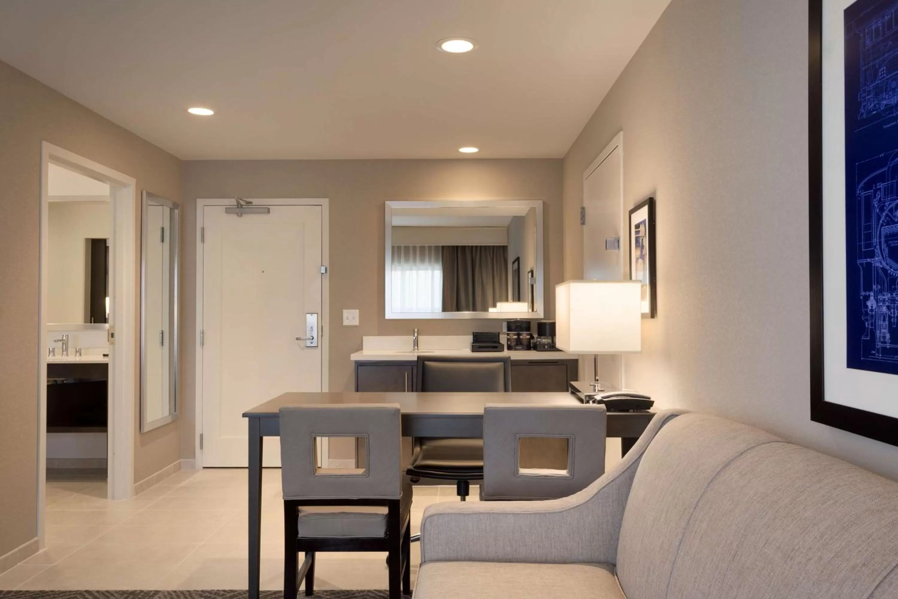 Living room in Embassy Suites by Hilton Kansas City Olathe