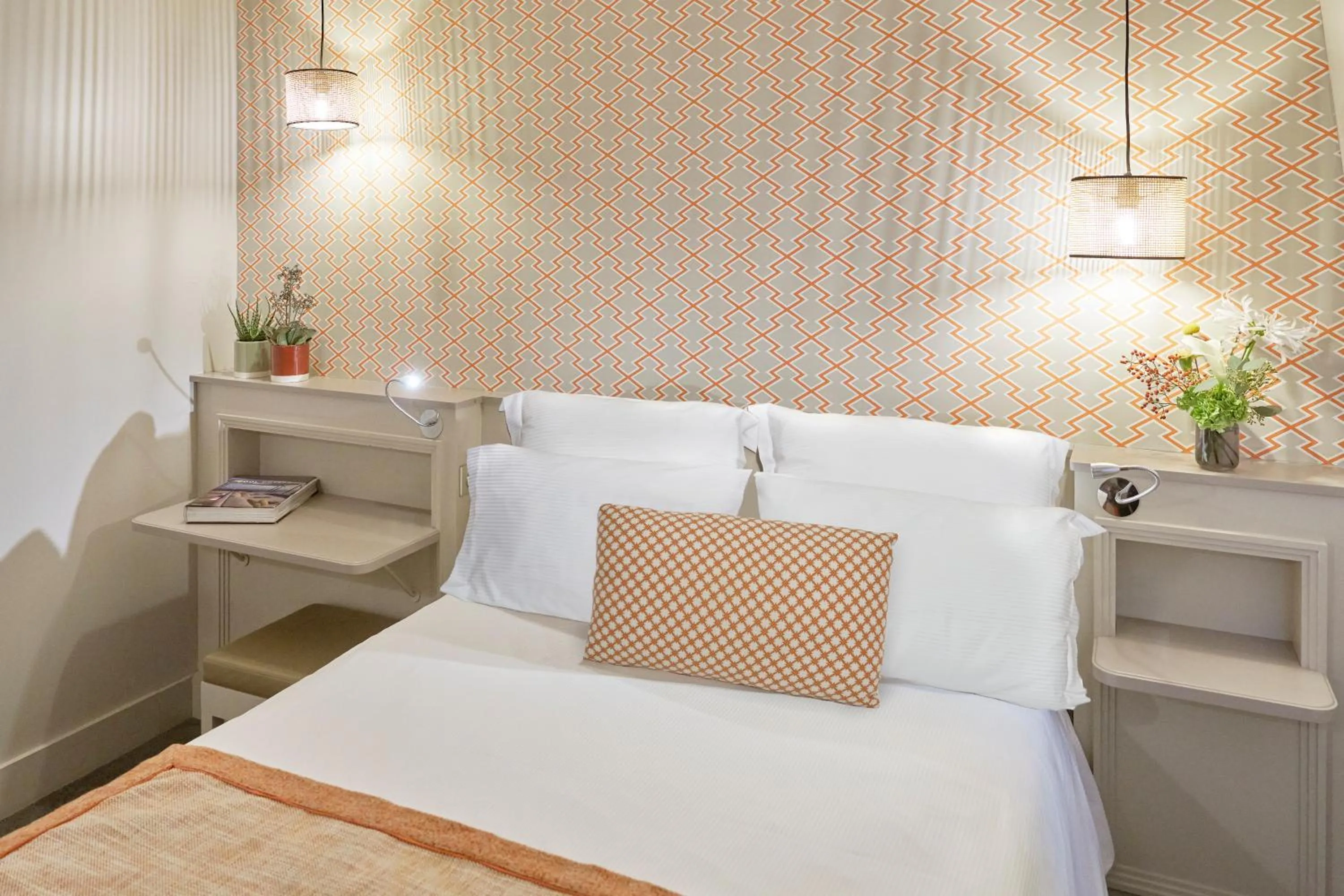 Bedroom, Bed in Hôtel Vic Eiffel