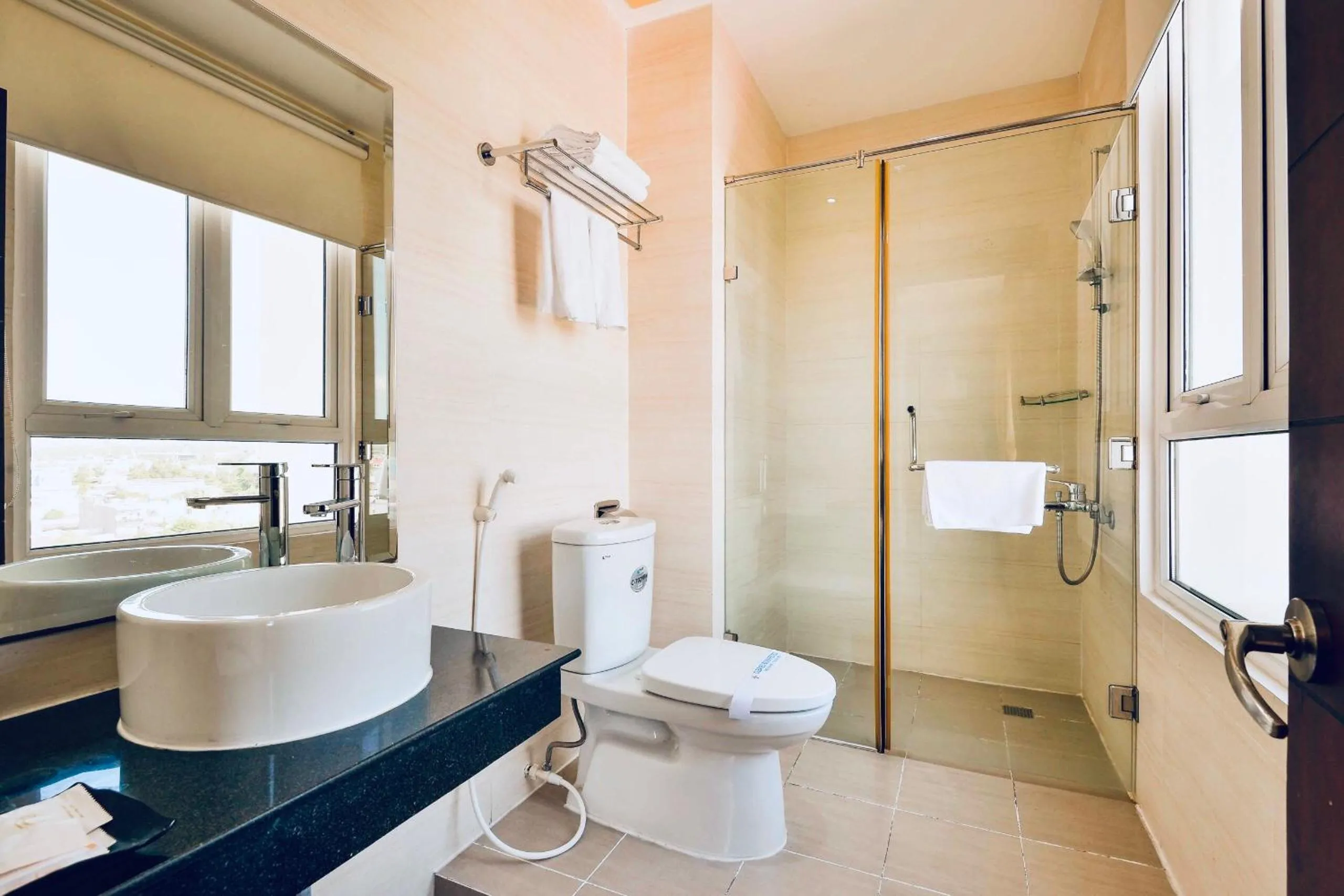 Shower in Happy Life Hotel District 7 Gần SECC
