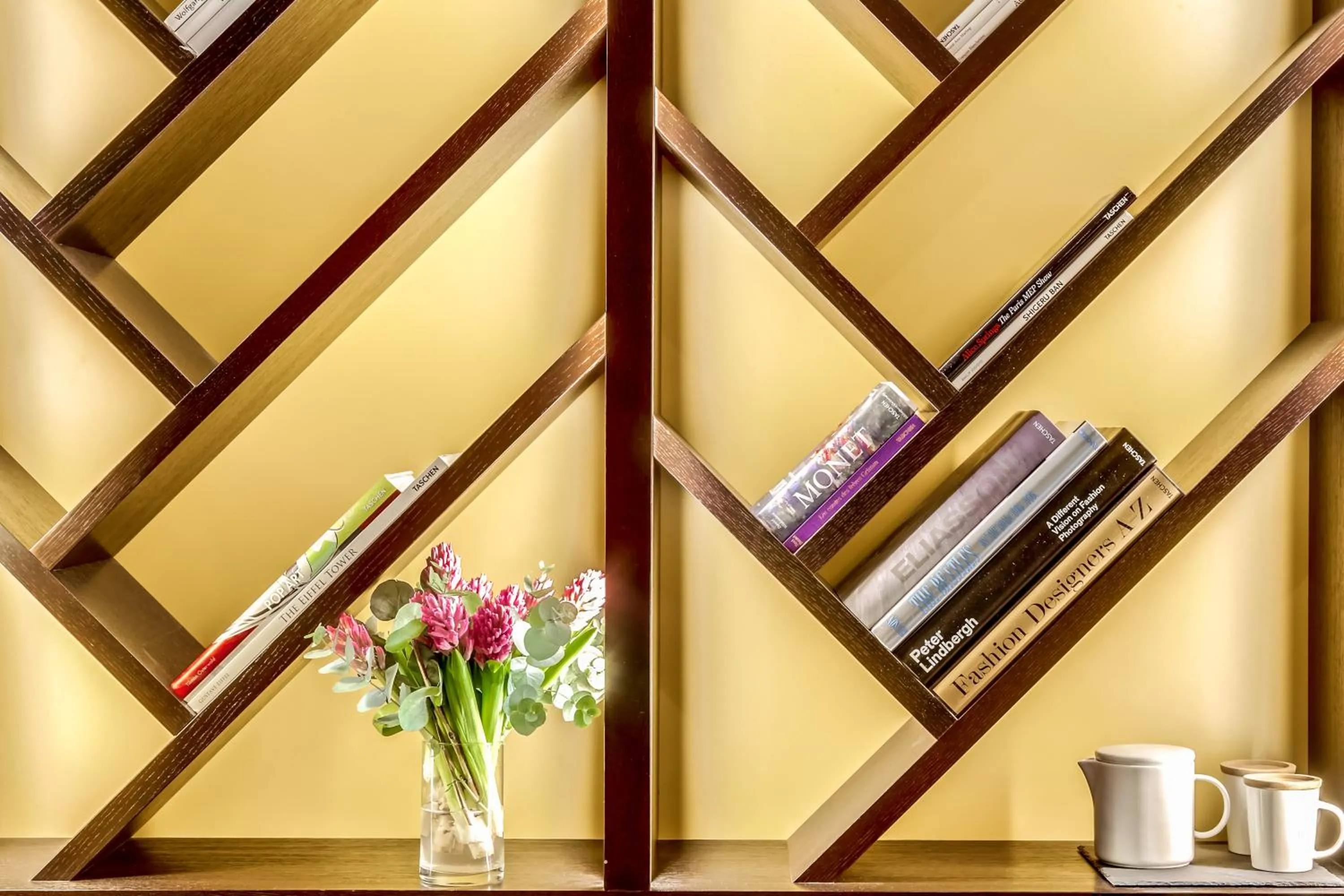 Communal lounge/ TV room in Mercure Paris Arc de Triomphe Etoile