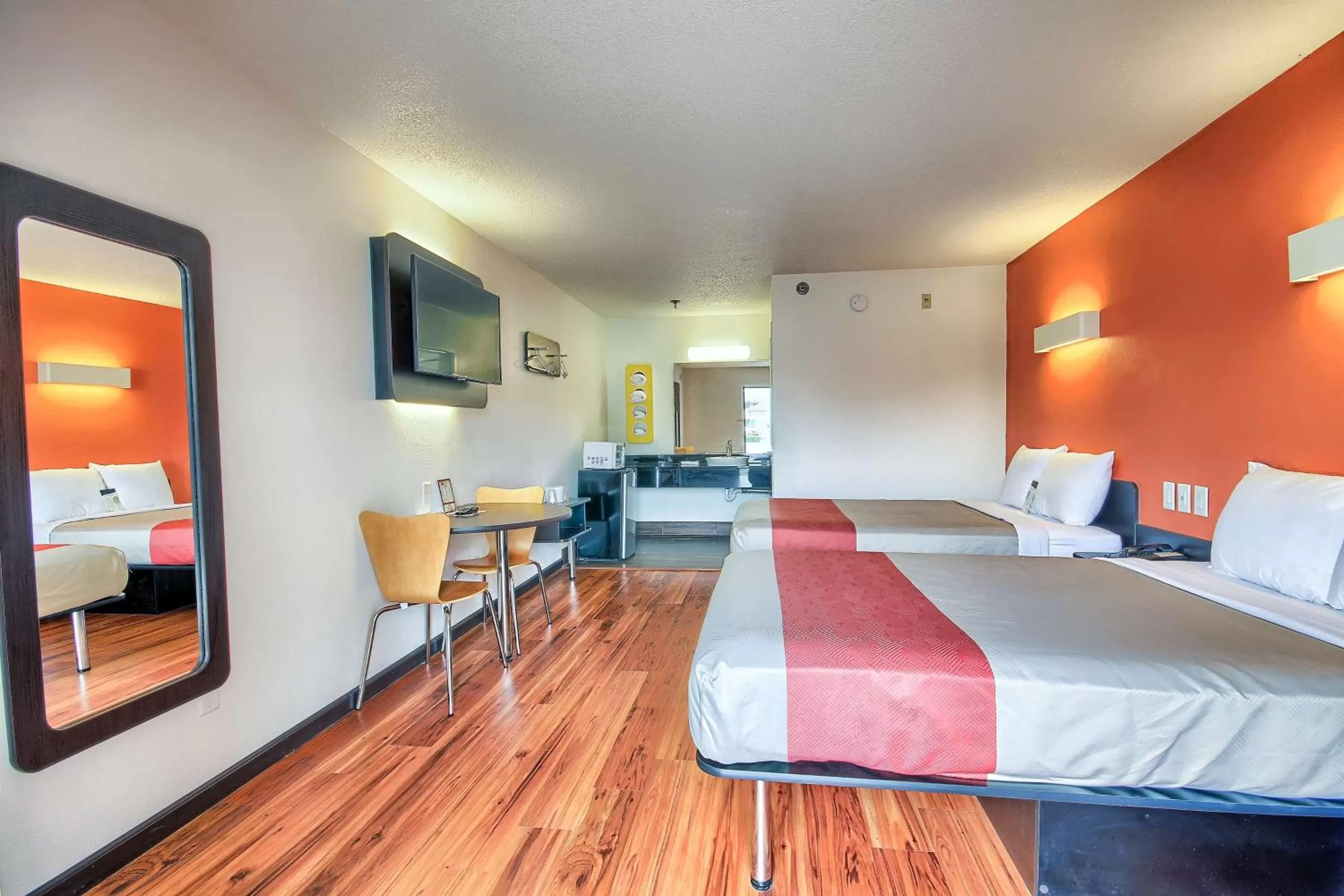 TV and multimedia, Bed in Motel 6-Columbus, OH - West