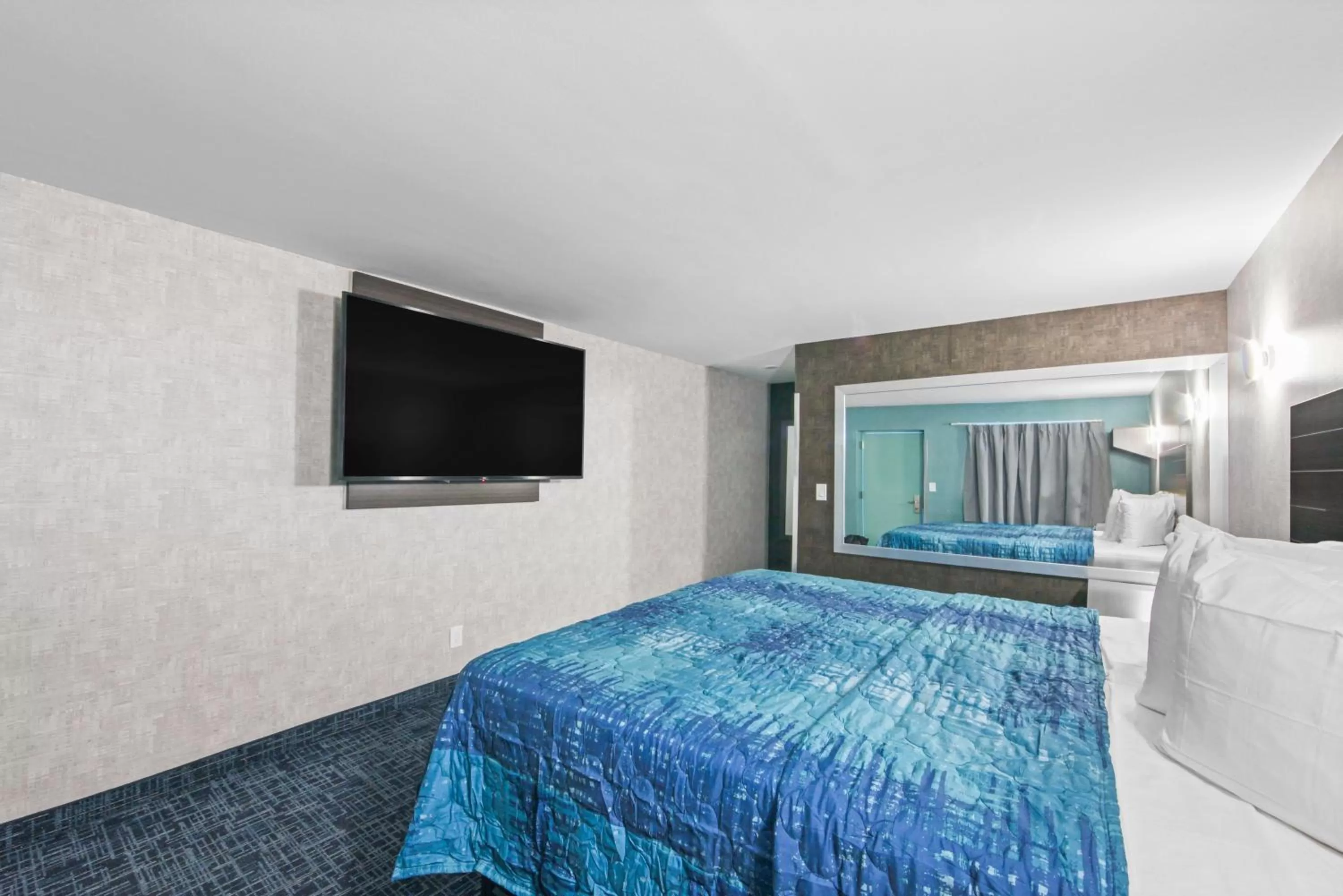 TV and multimedia, Bed in Hotel OPUS Bronx Near Bay Plaza Mall