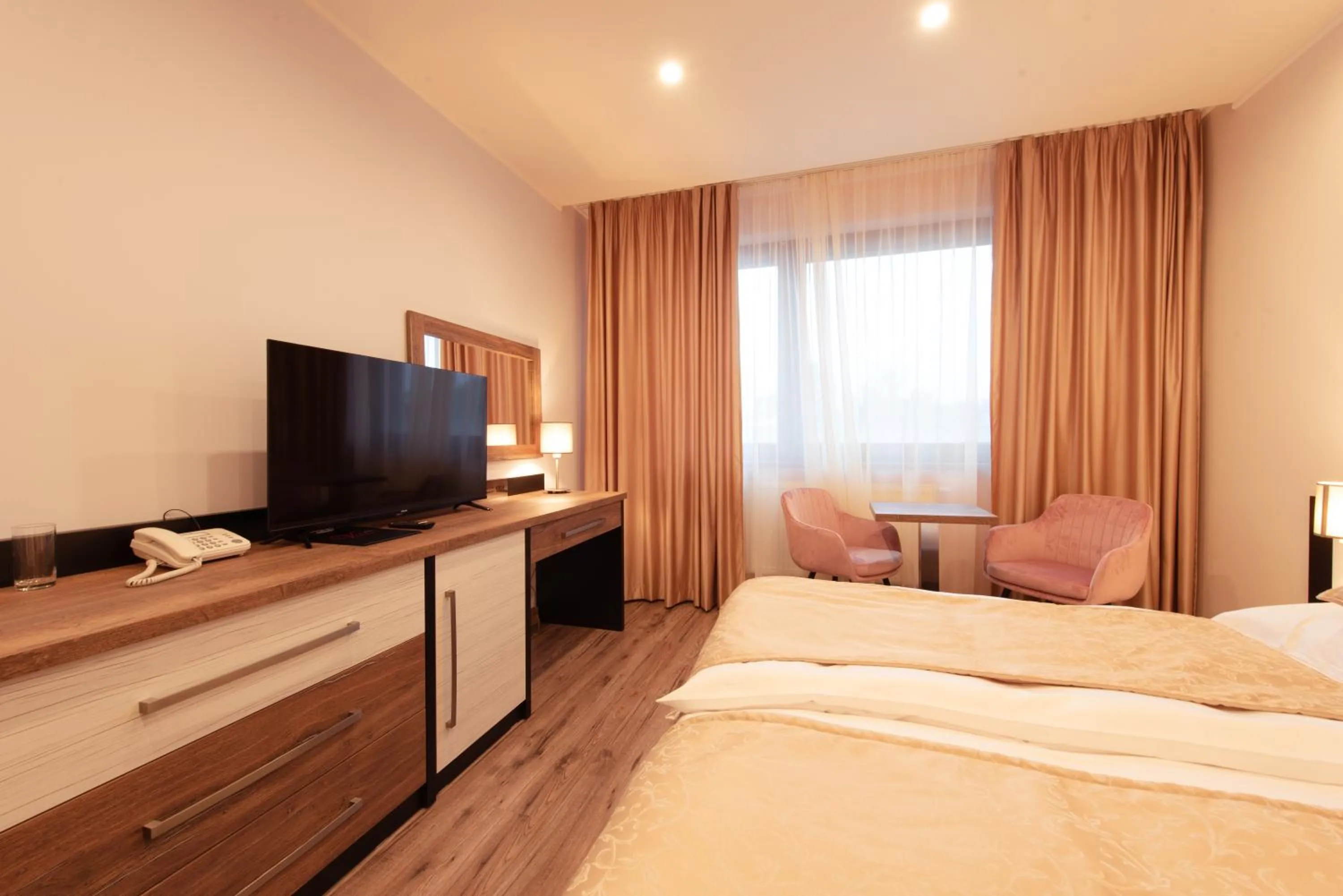 Property building, Bed in Hotel Viktor