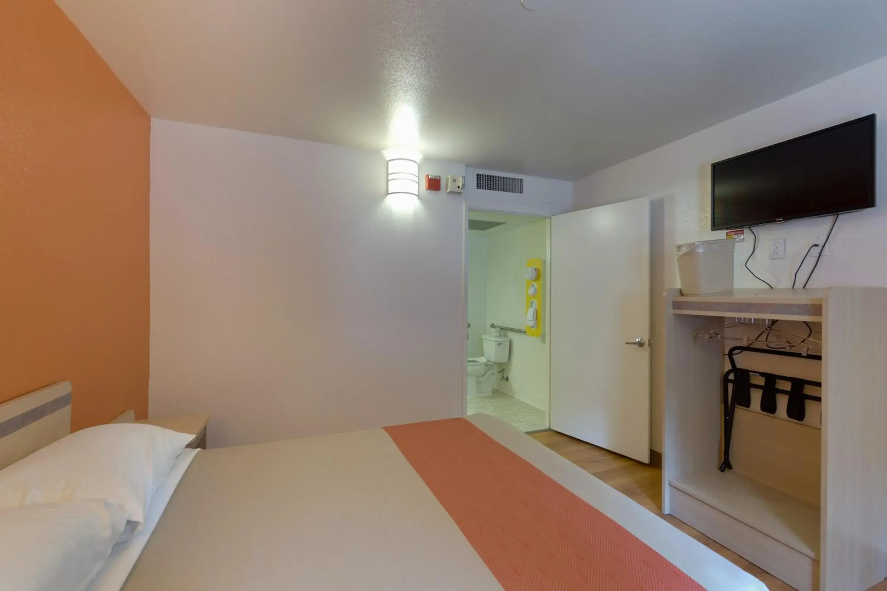 Queen Room - single occupancy - Disability Access - Non-Smoking in Motel 6 Weed - Mount Shasta Queen Room - single occupancy - Disability Access - Non-Smoking in Motel 6 Weed - Mount Shasta