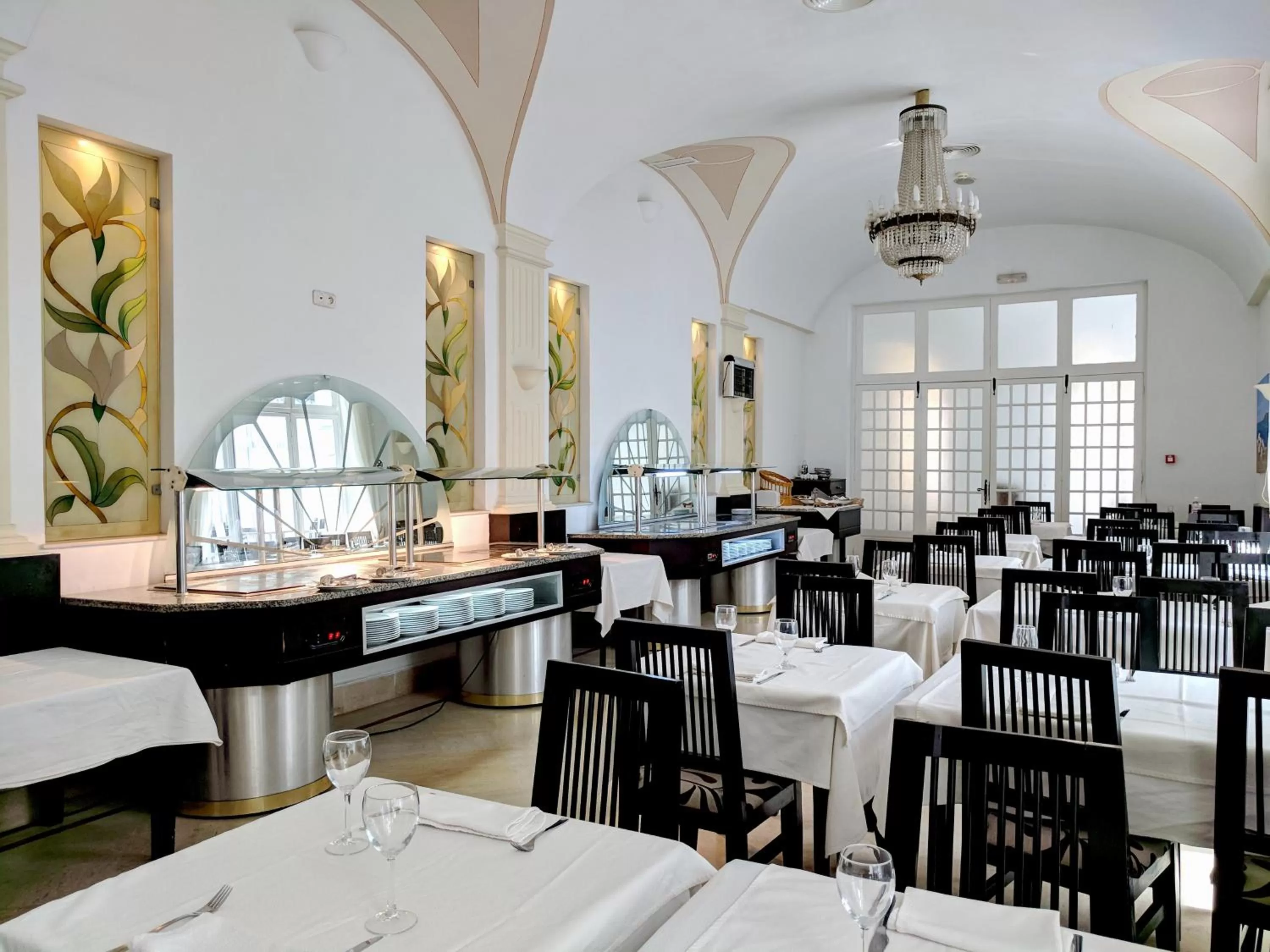 Restaurant/places to eat in Majestic Hotel