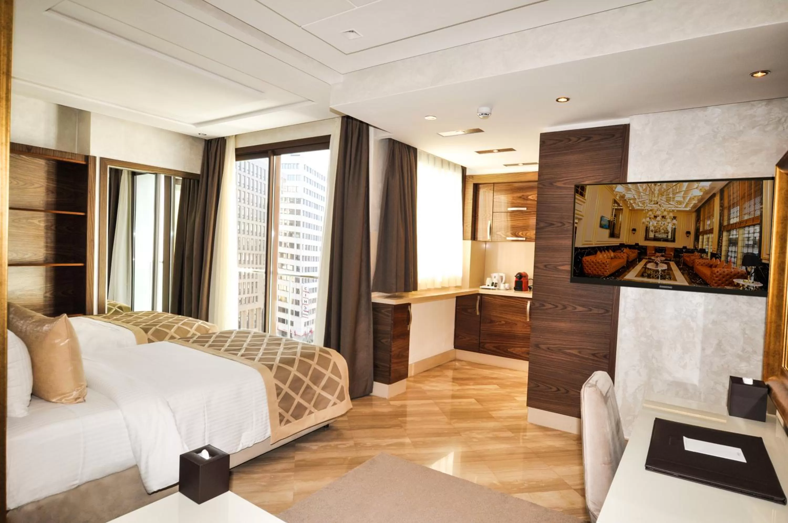 Bathroom, Bed in Suite Hotel Casa Diamond