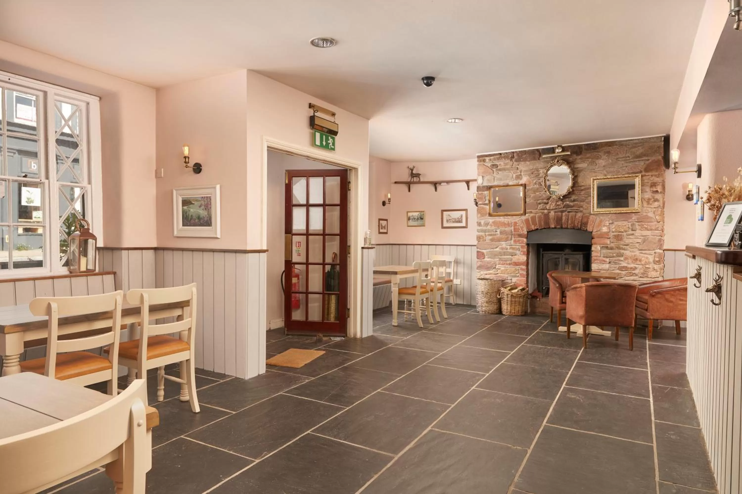 Lounge or bar, Restaurant/Places to Eat in The White Hart Hotel