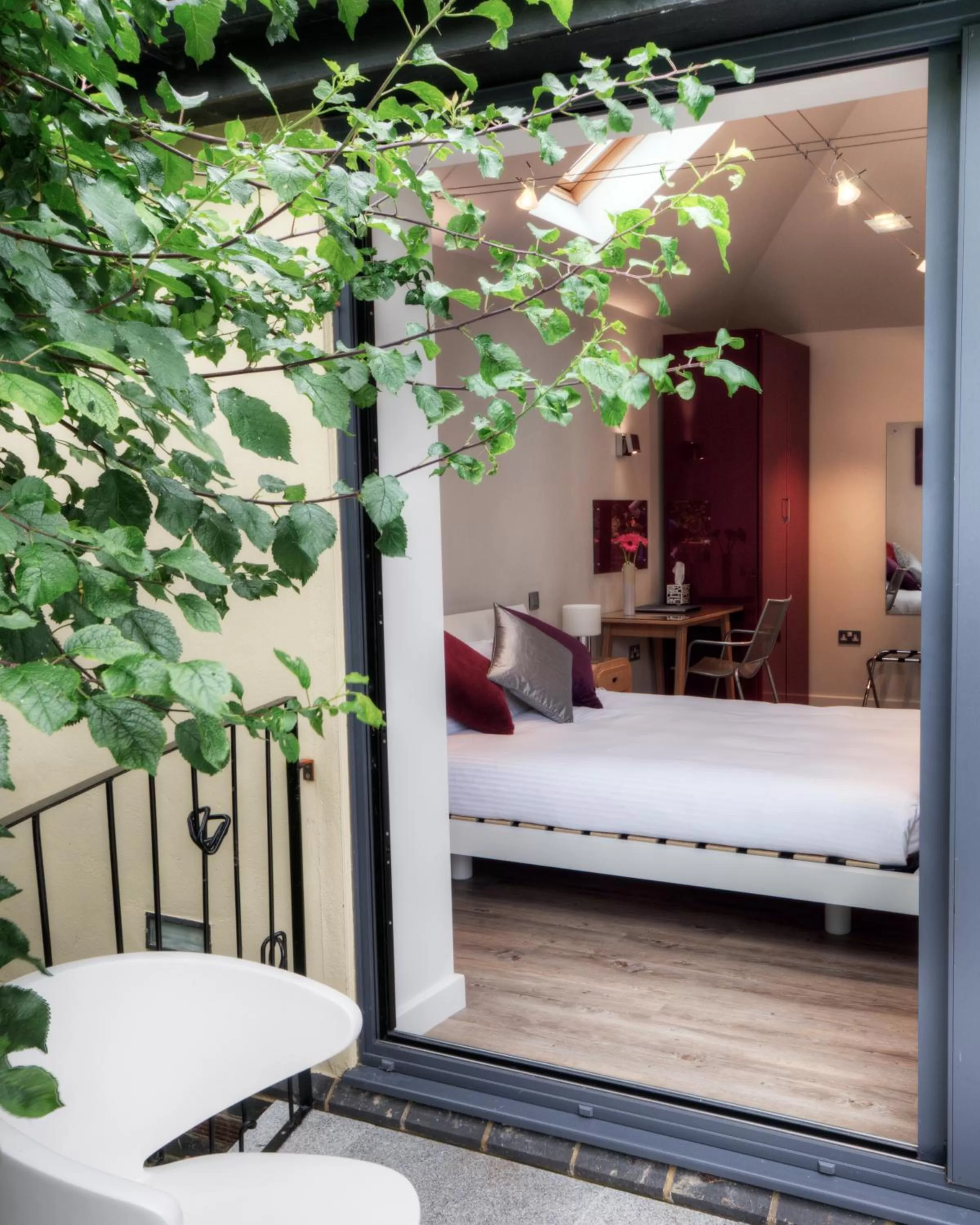 Photo of the whole room, Bed in South Lodge