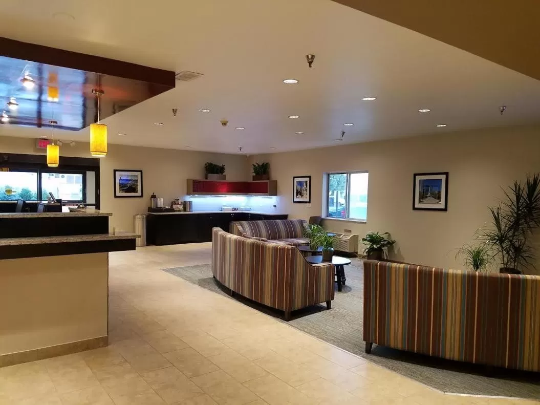 Seating area in Ramada by Wyndham Glendale Heights/Lombard