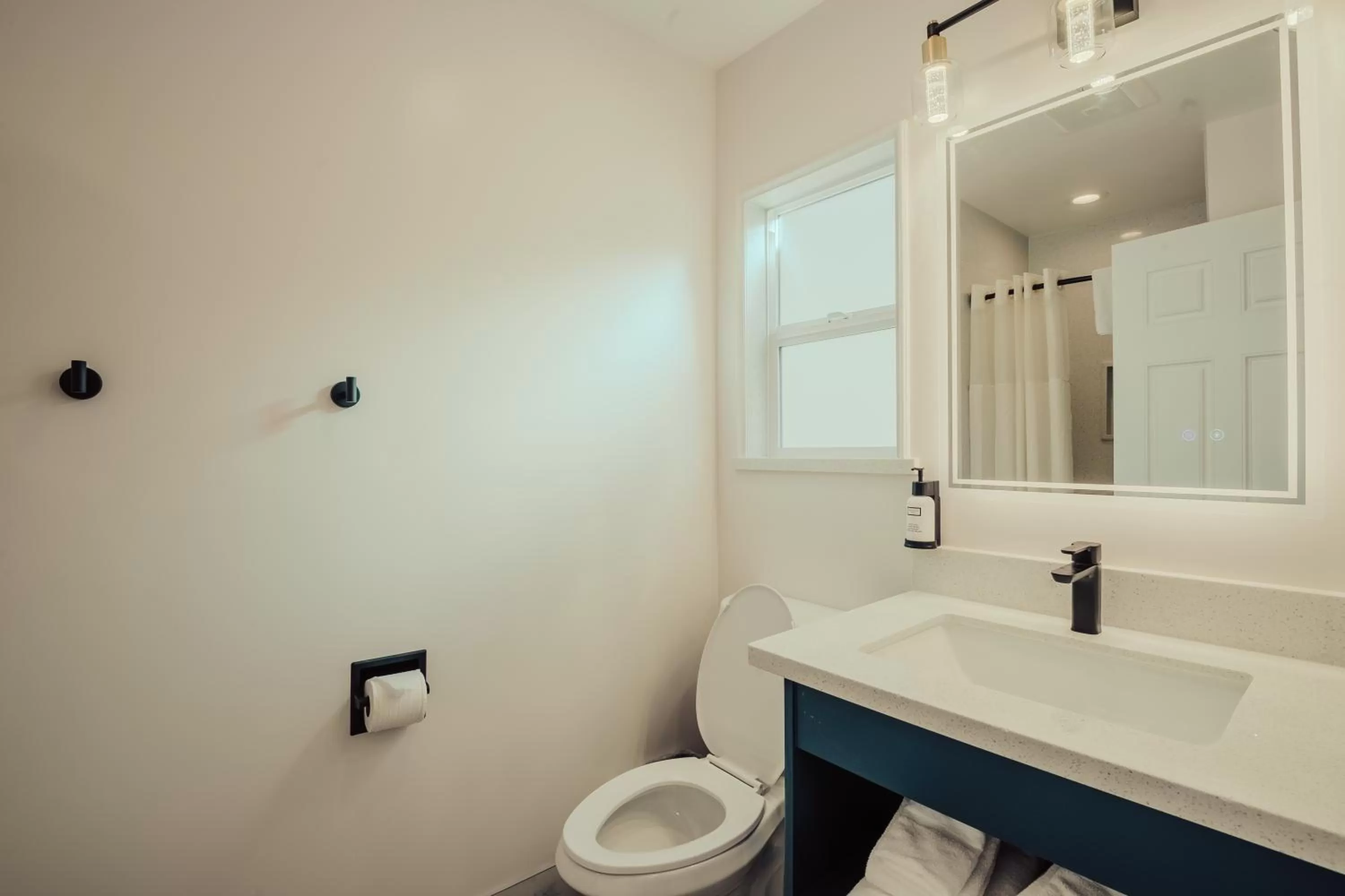 Toilet in Blufftop Inn & Suites - Wharf/Restaurant District