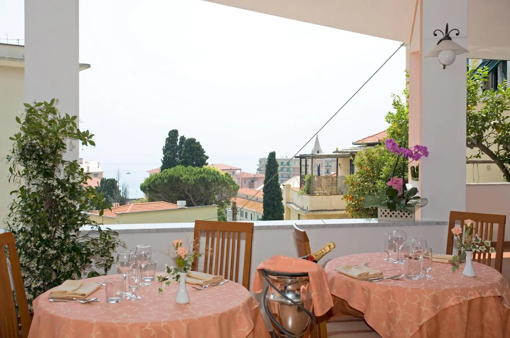 Restaurant/places to eat in Hotel Noris