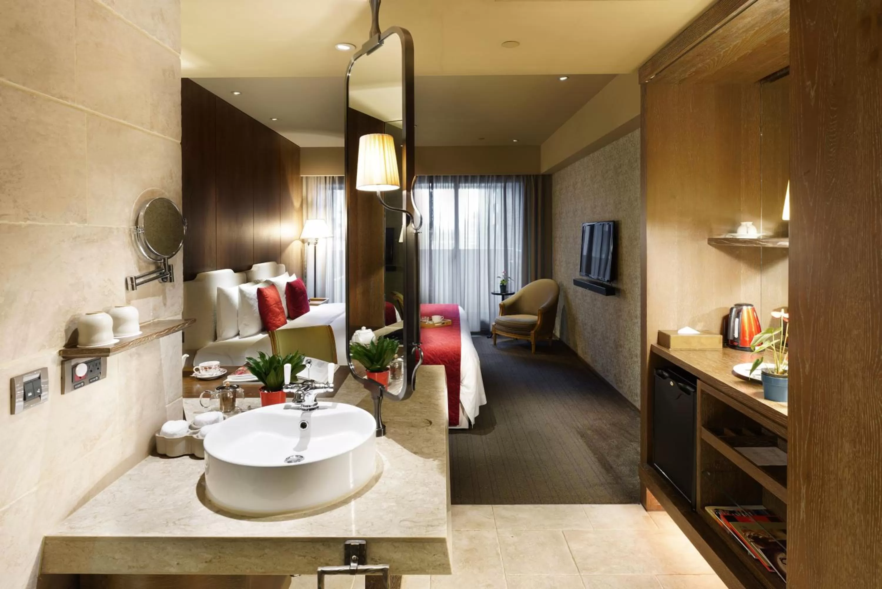 Photo of the whole room, Bed in Palais de Chine Hotel