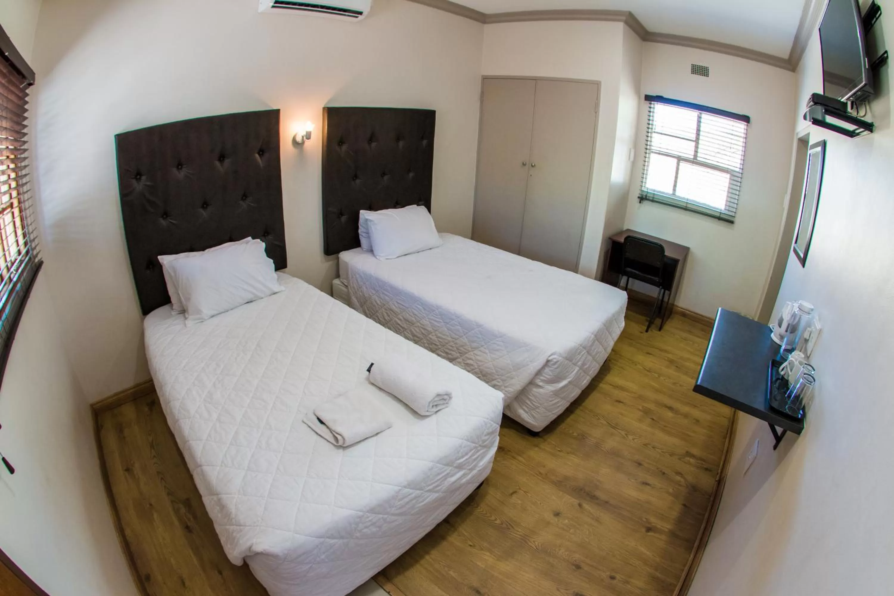 Bed in Horseshoe Inn and Conference Center