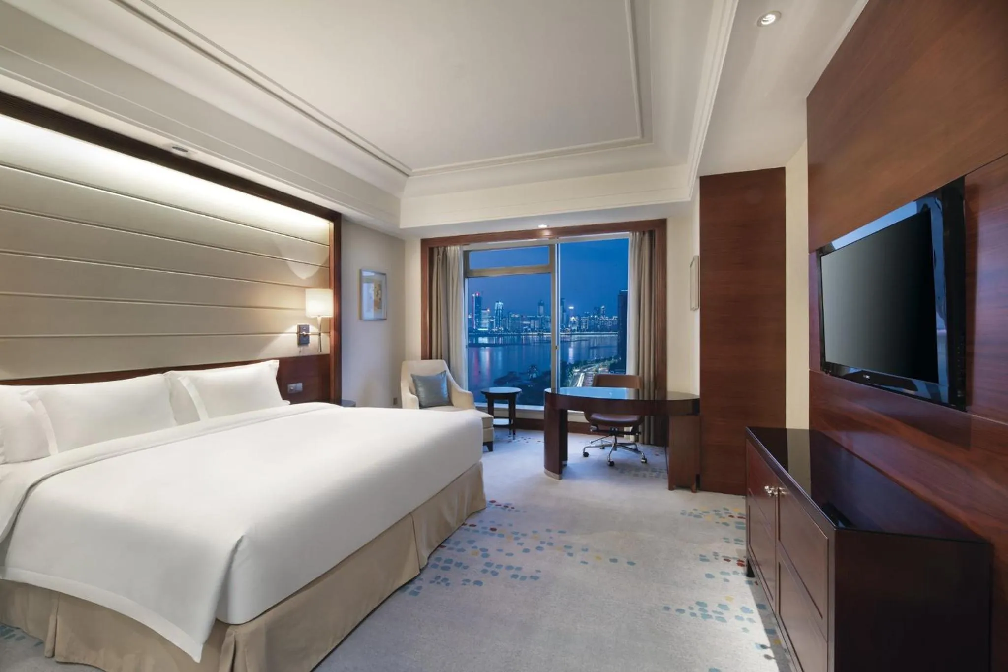 Photo of the whole room, Bed in Crowne Plaza Nanchang Riverside, an IHG Hotel