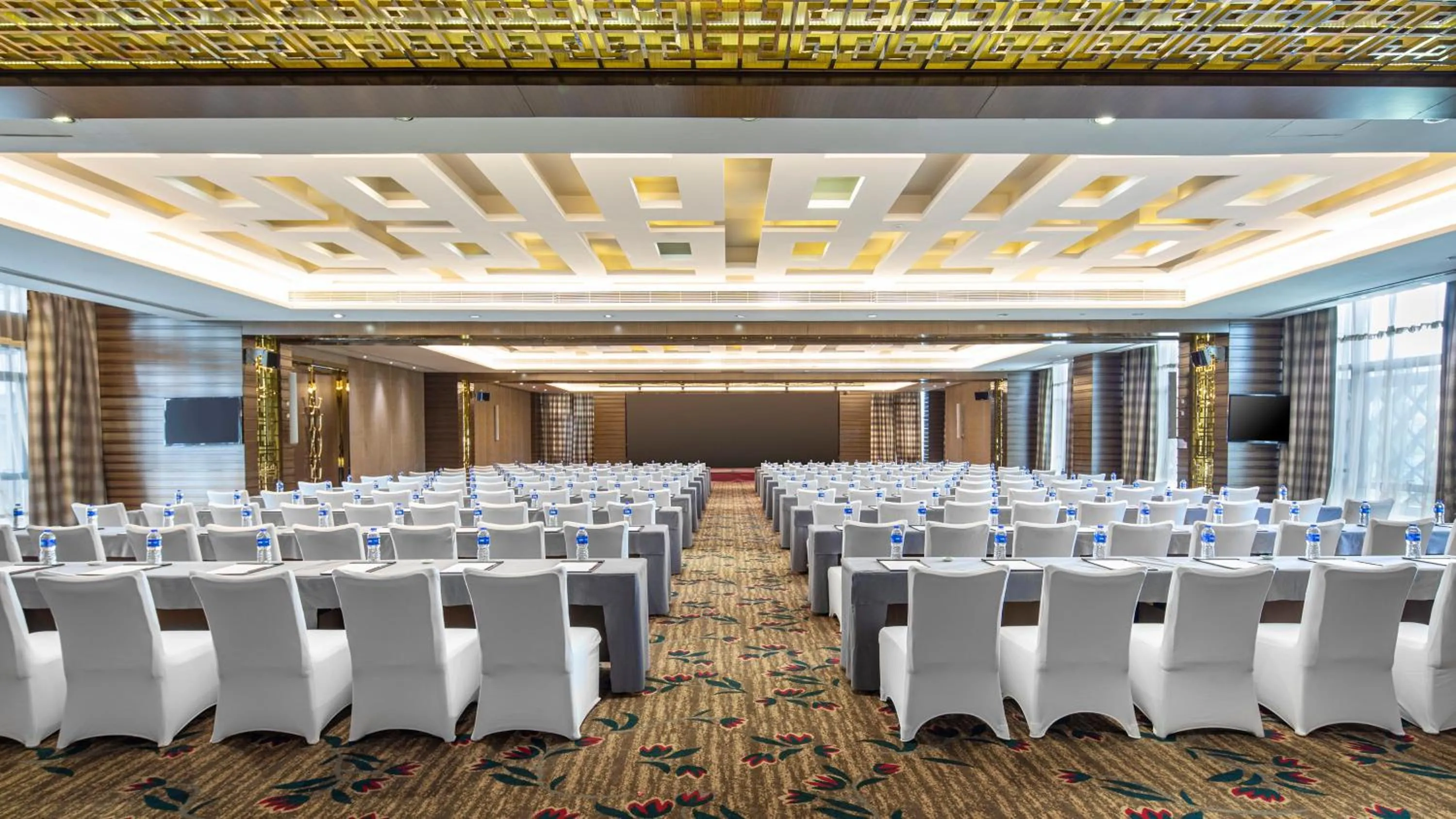 Meeting/conference room in Crowne Plaza Huangshan Yucheng by IHG