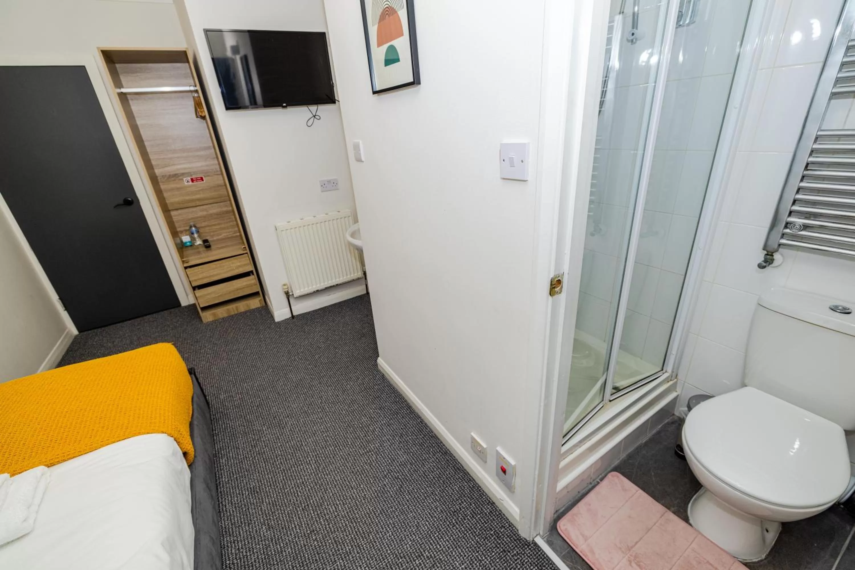 Shower in Woodford Hotel