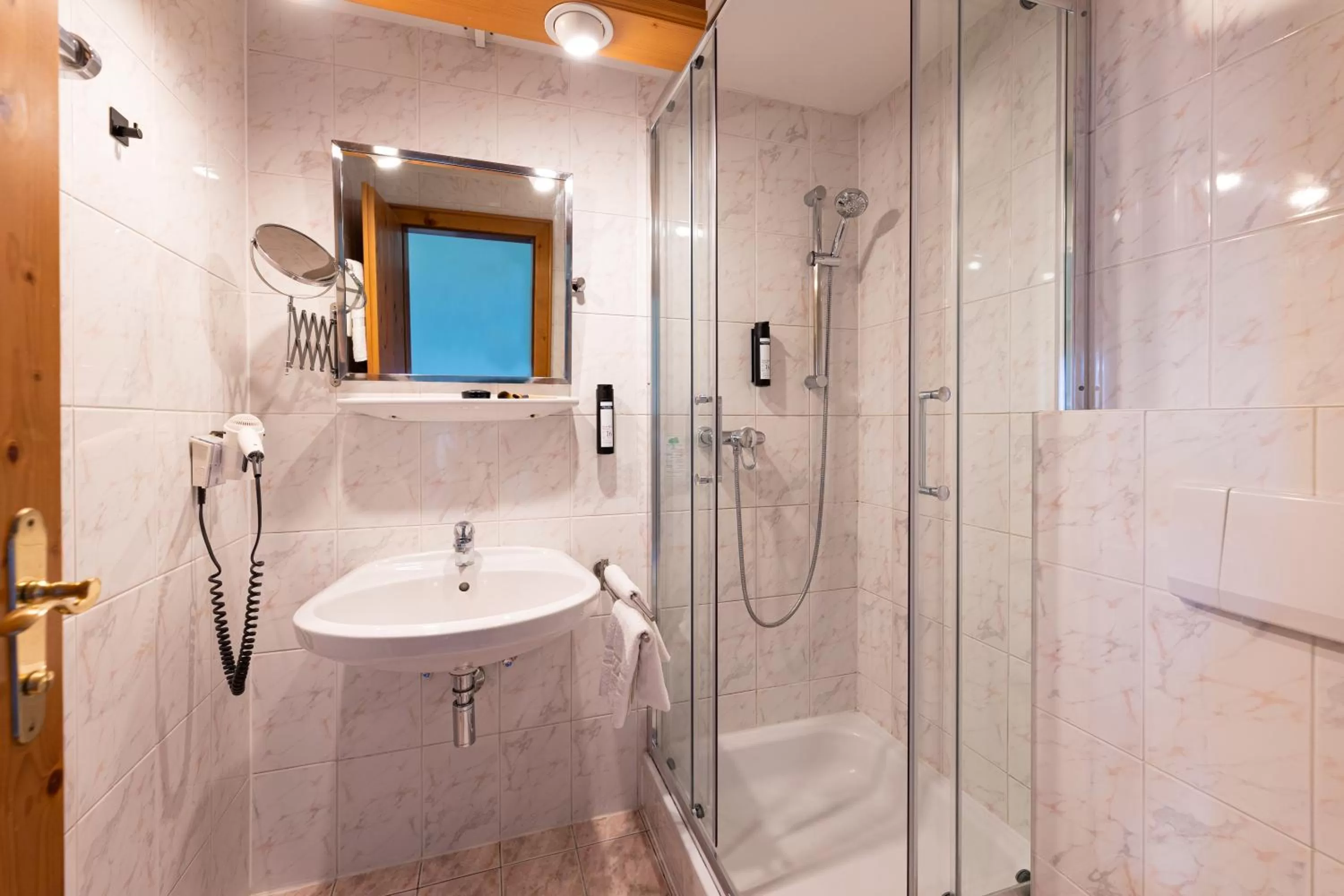 Shower in Wellness Aparthotel "Lechlife" incl Pool - 400m zum SKILIFT