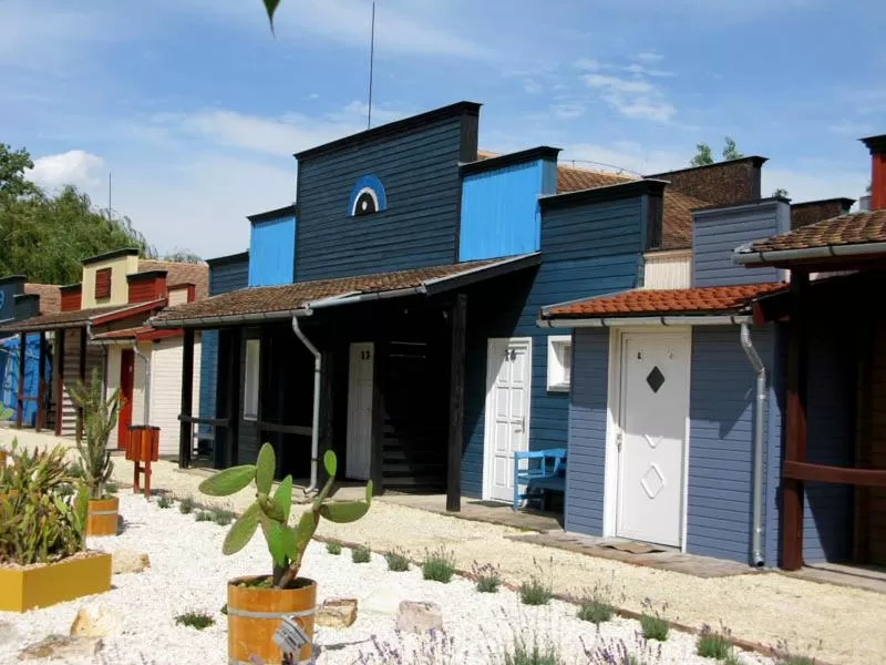 Property Building in Convoy Panzió