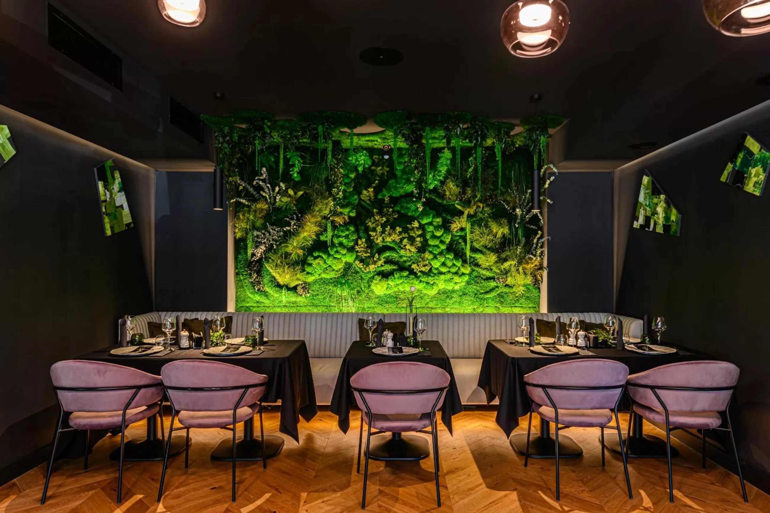 Restaurant/places to eat in B THE HOTEL