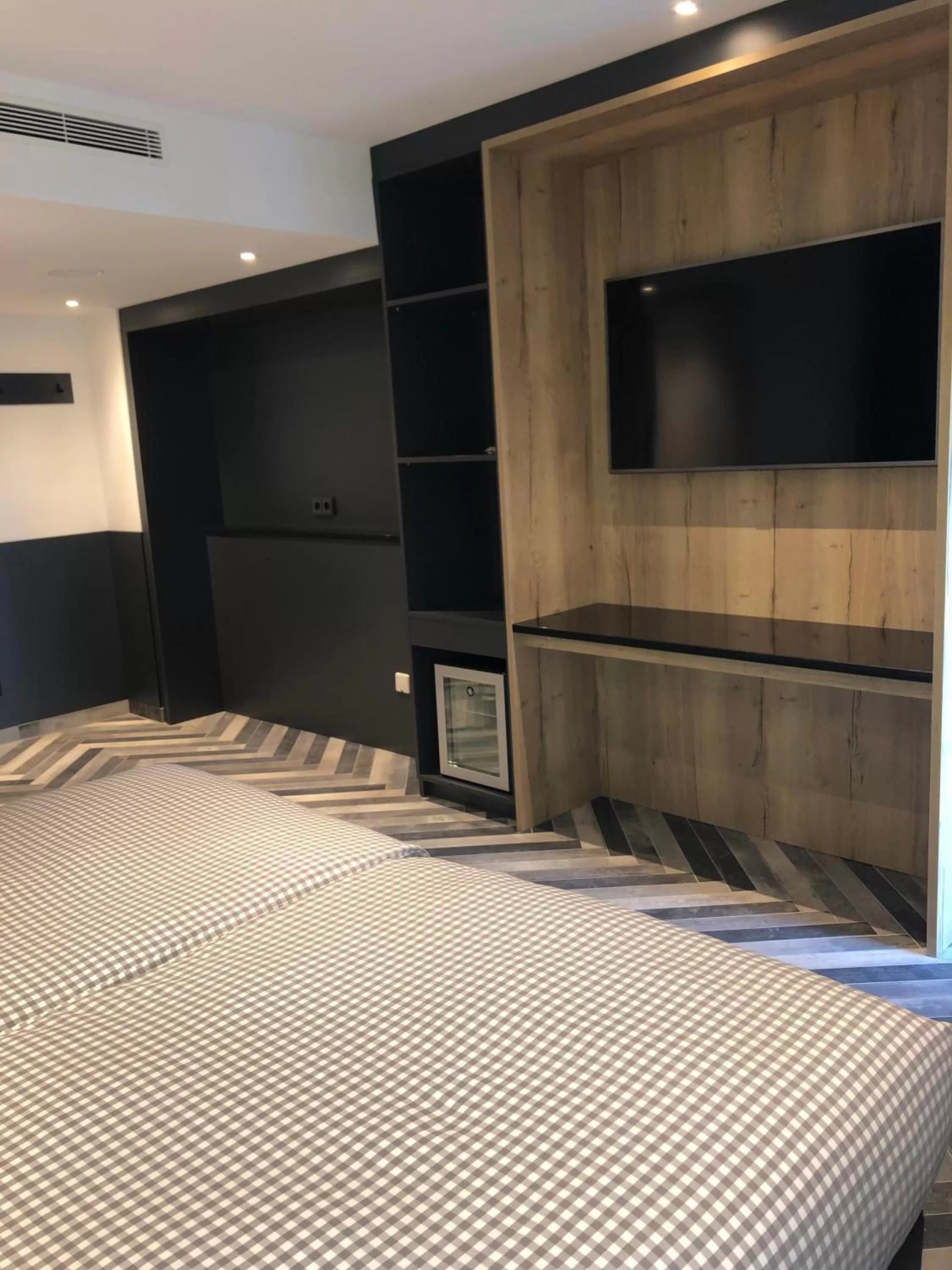 Photo of the whole room, Bed in Munich Deluxe Hotel