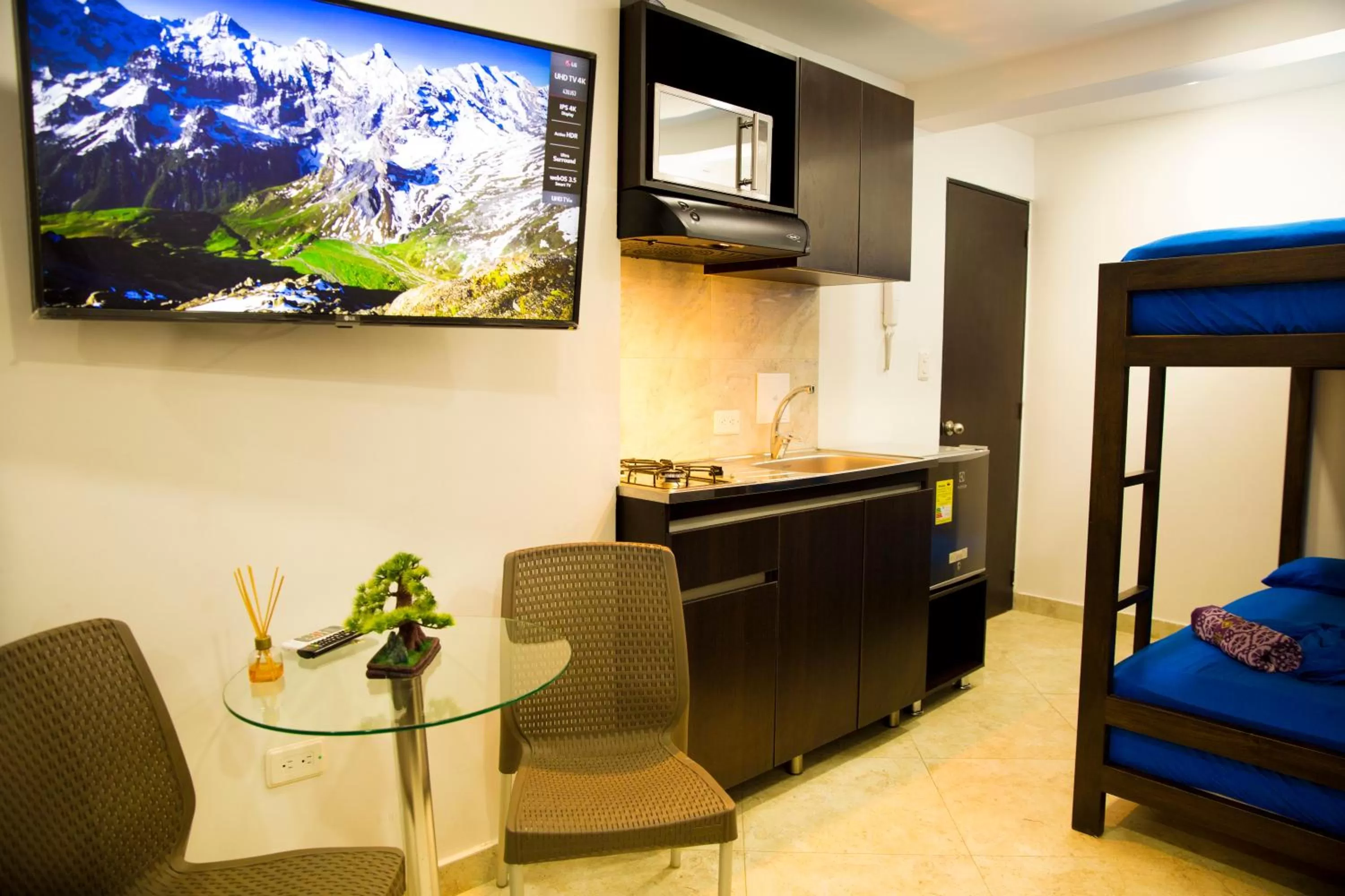 Kitchen or kitchenette, Bed in Hollywood Beach Suite