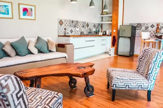 kitchen, Seating Area in Villa Merdu Ubud