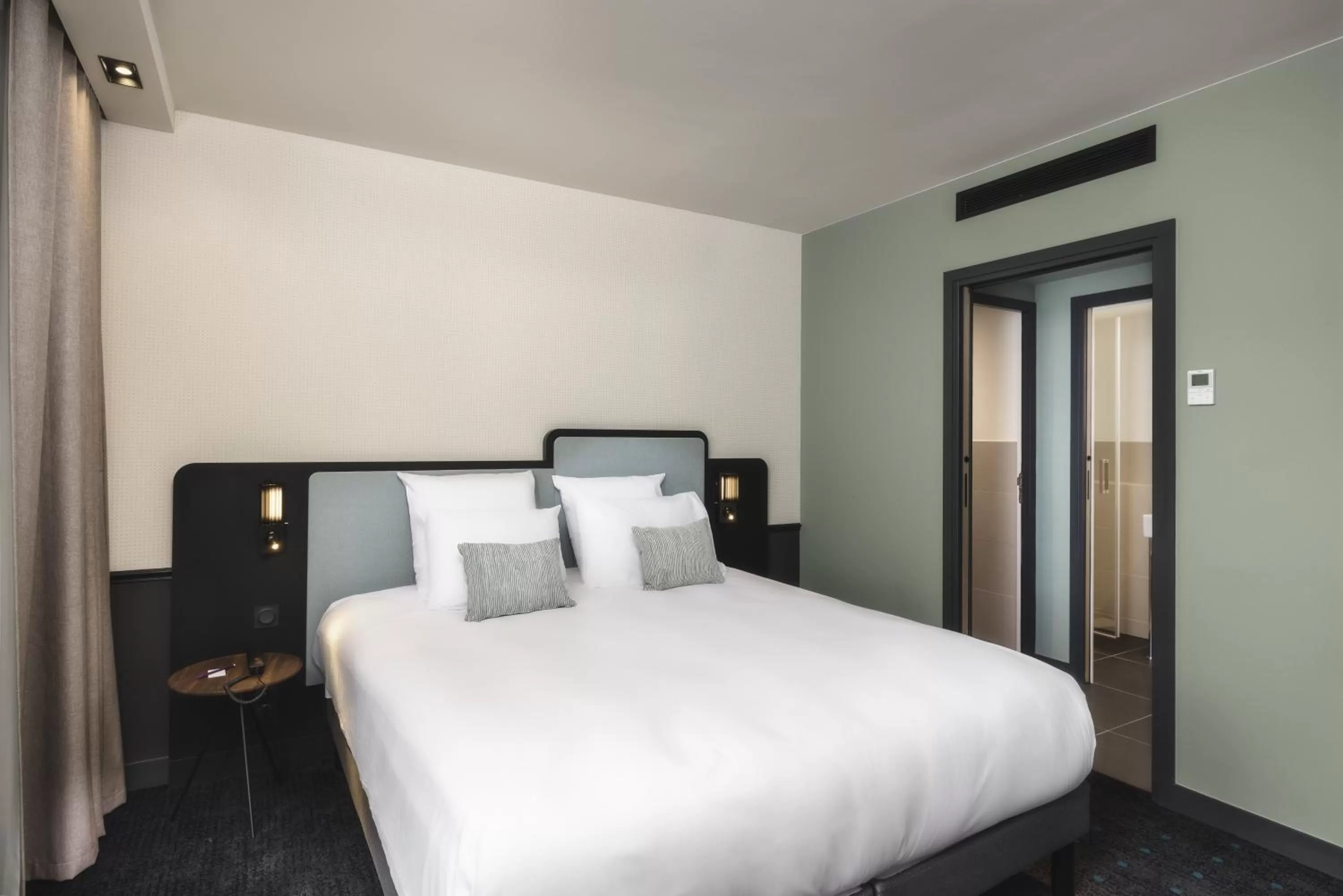 Photo of the whole room, Bed in Mercure Bordeaux Centre Gare Atlantic