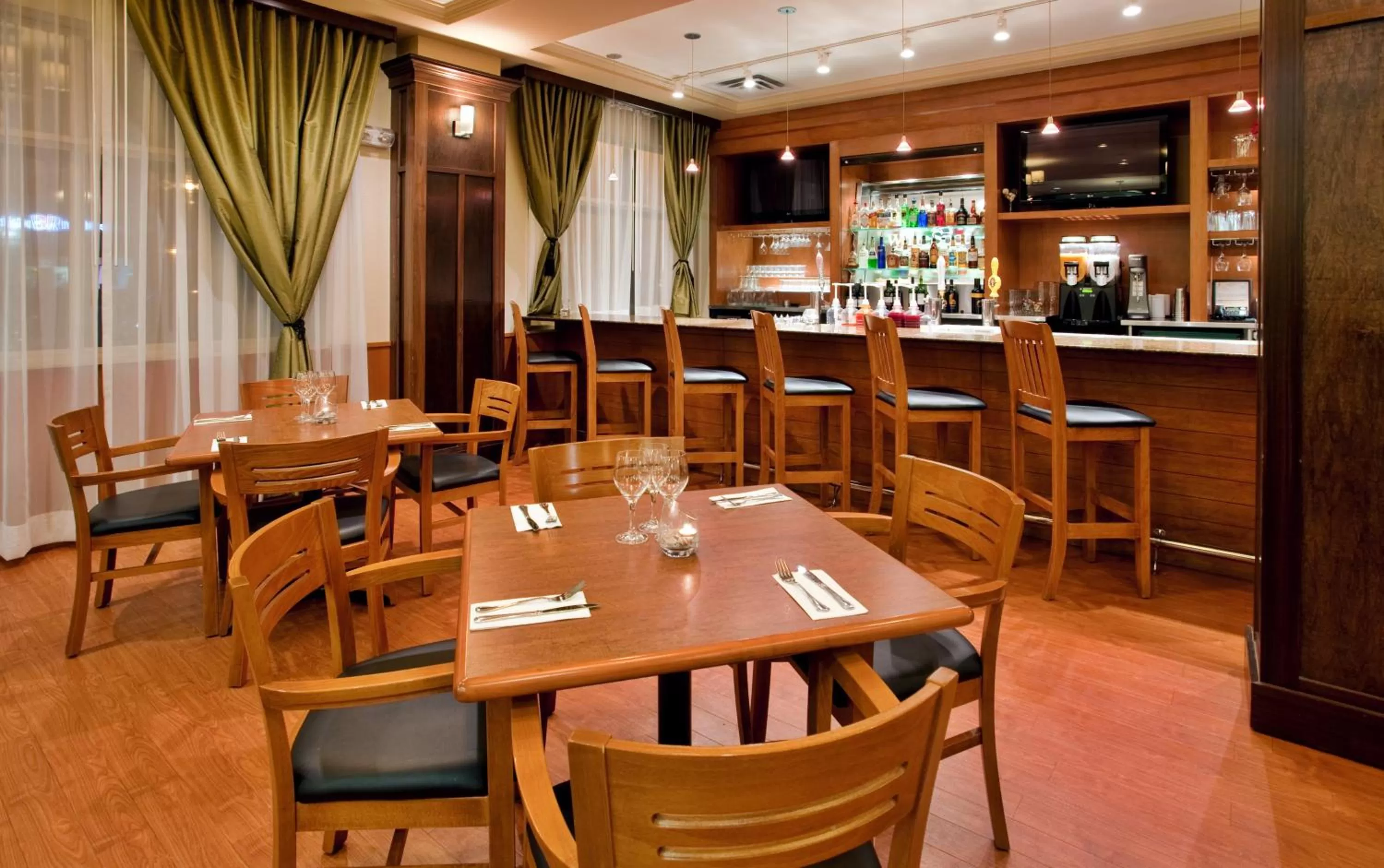 Lounge or bar in Holiday Inn Hotel and Suites-Kamloops by IHG