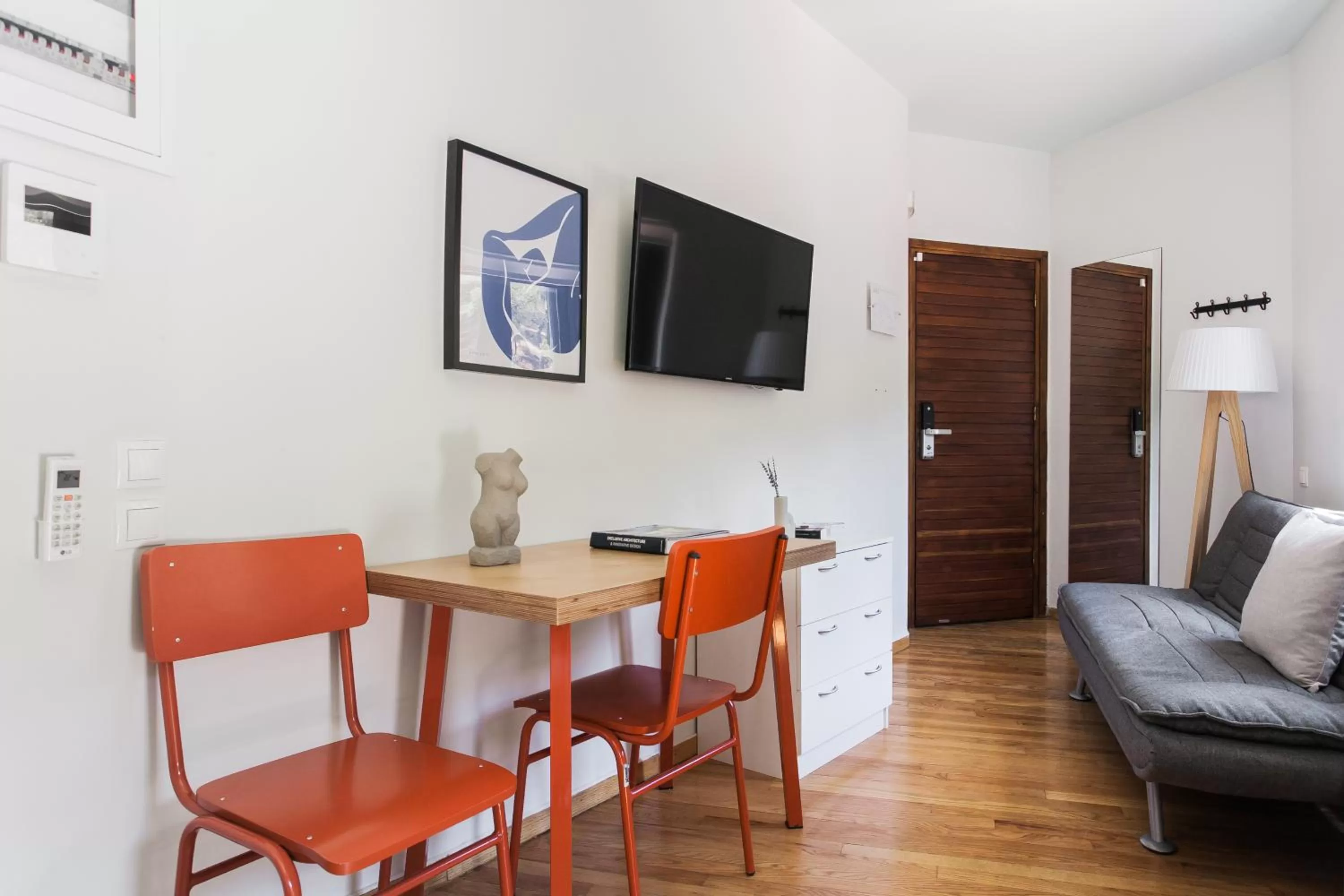 Seating area, TV/Entertainment Center in ZOIA The Hill by UPSTREET