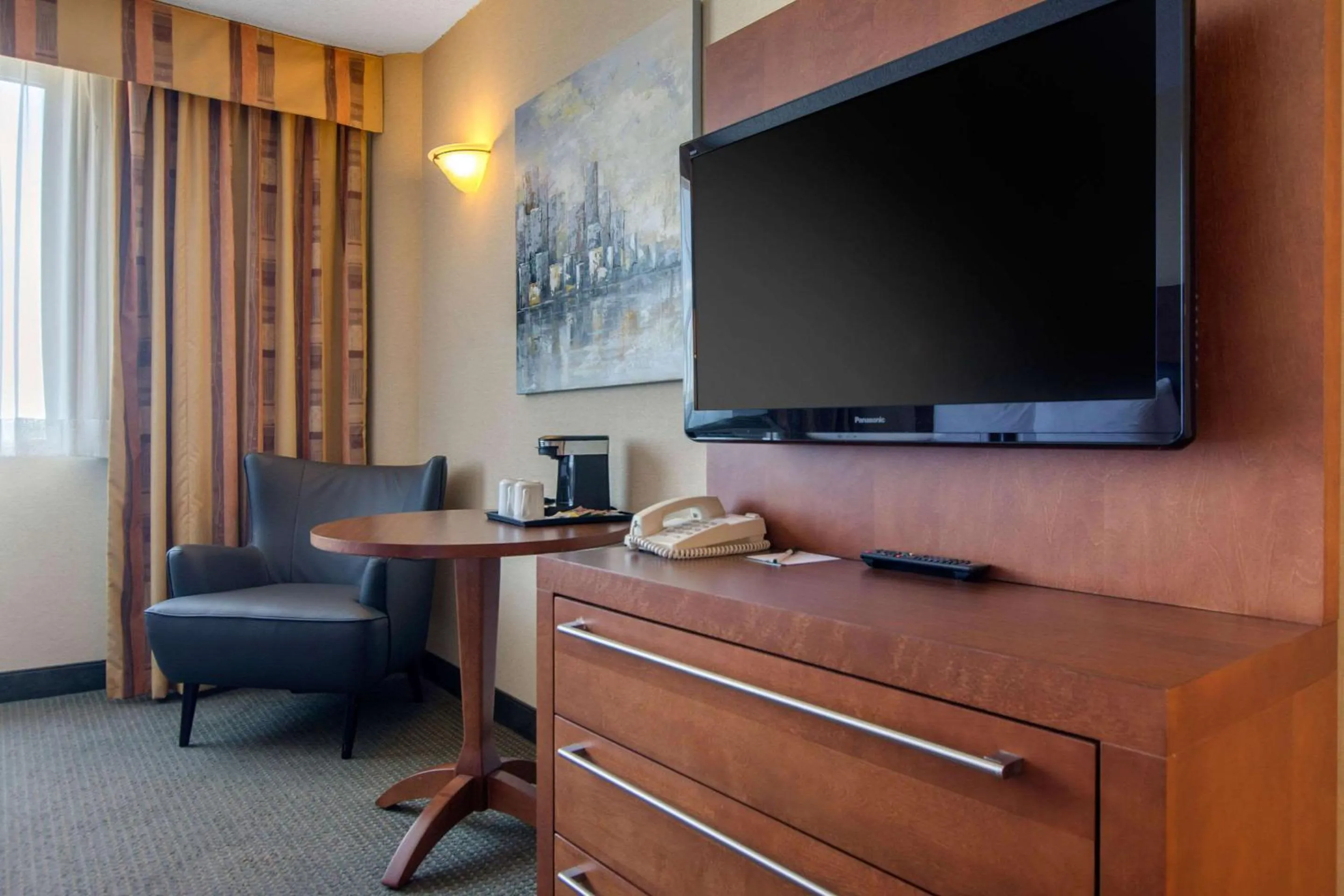 Photo of the whole room, TV/Entertainment Center in Quality Hotel et Centre de Congres