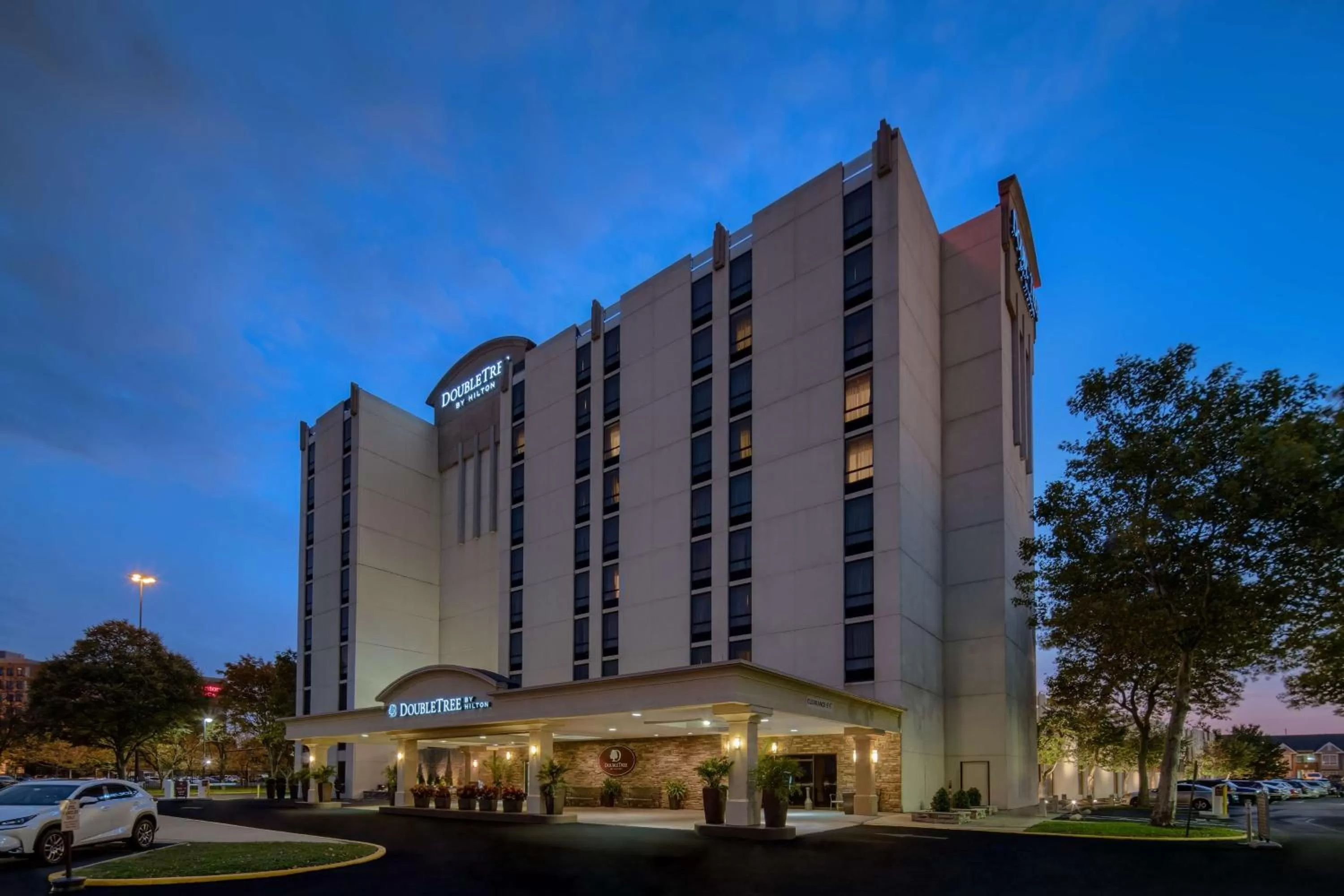 Property building in DoubleTree by Hilton Philadelphia Airport