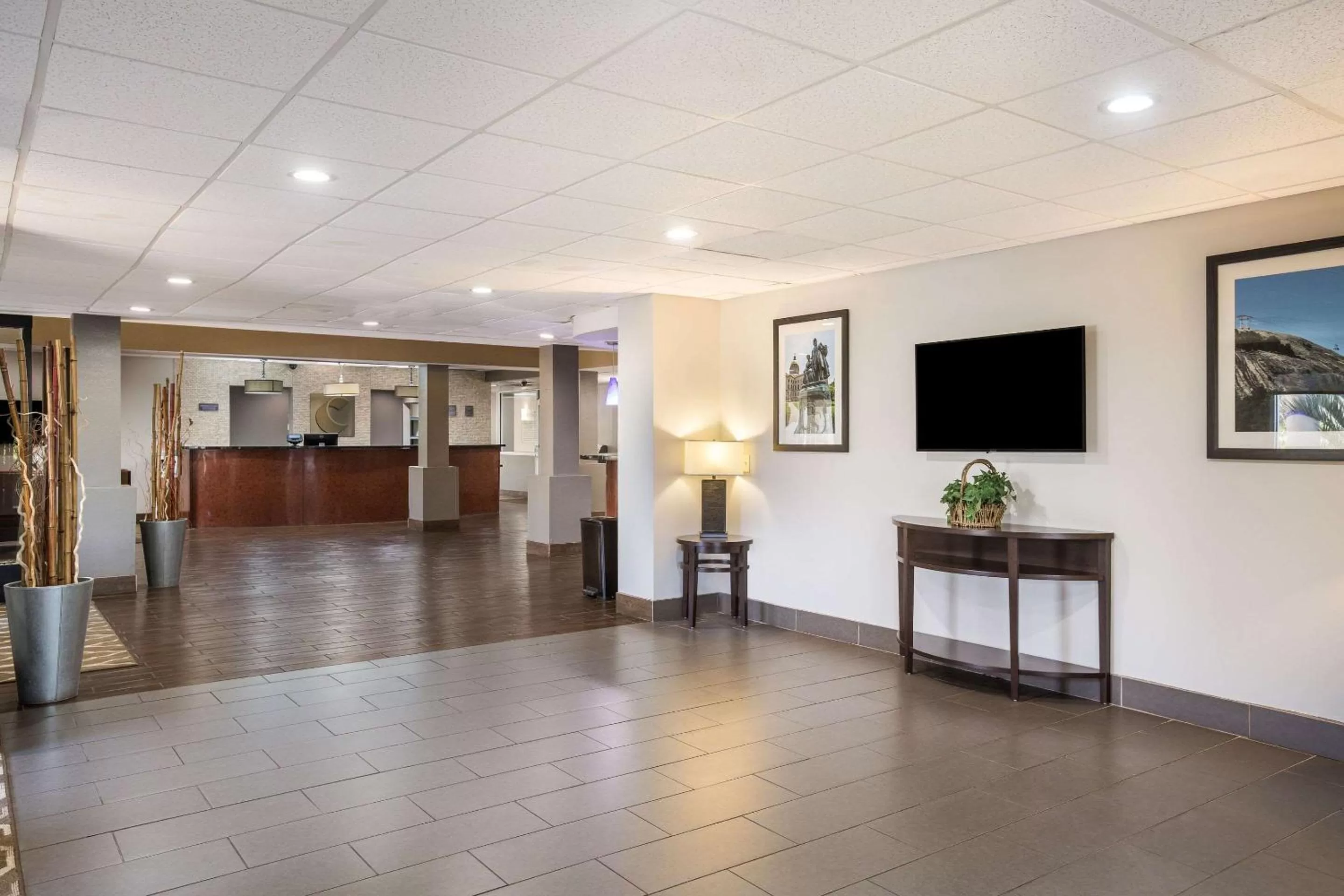 Lobby or reception in Comfort Suites Forsyth near I-75