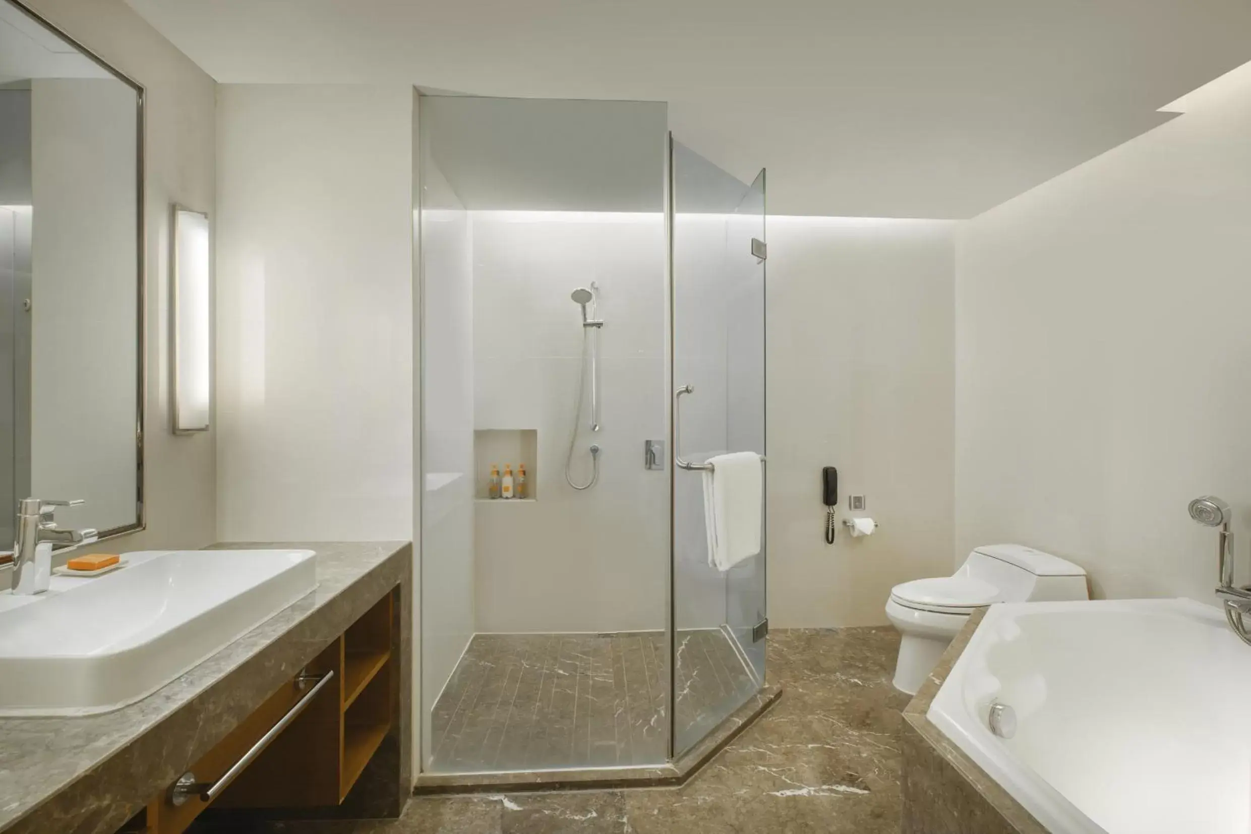 Standard King Room in Crowne Plaza Guangzhou City Centre by IHG Standard King Room in Crowne Plaza Guangzhou City Centre by IHG