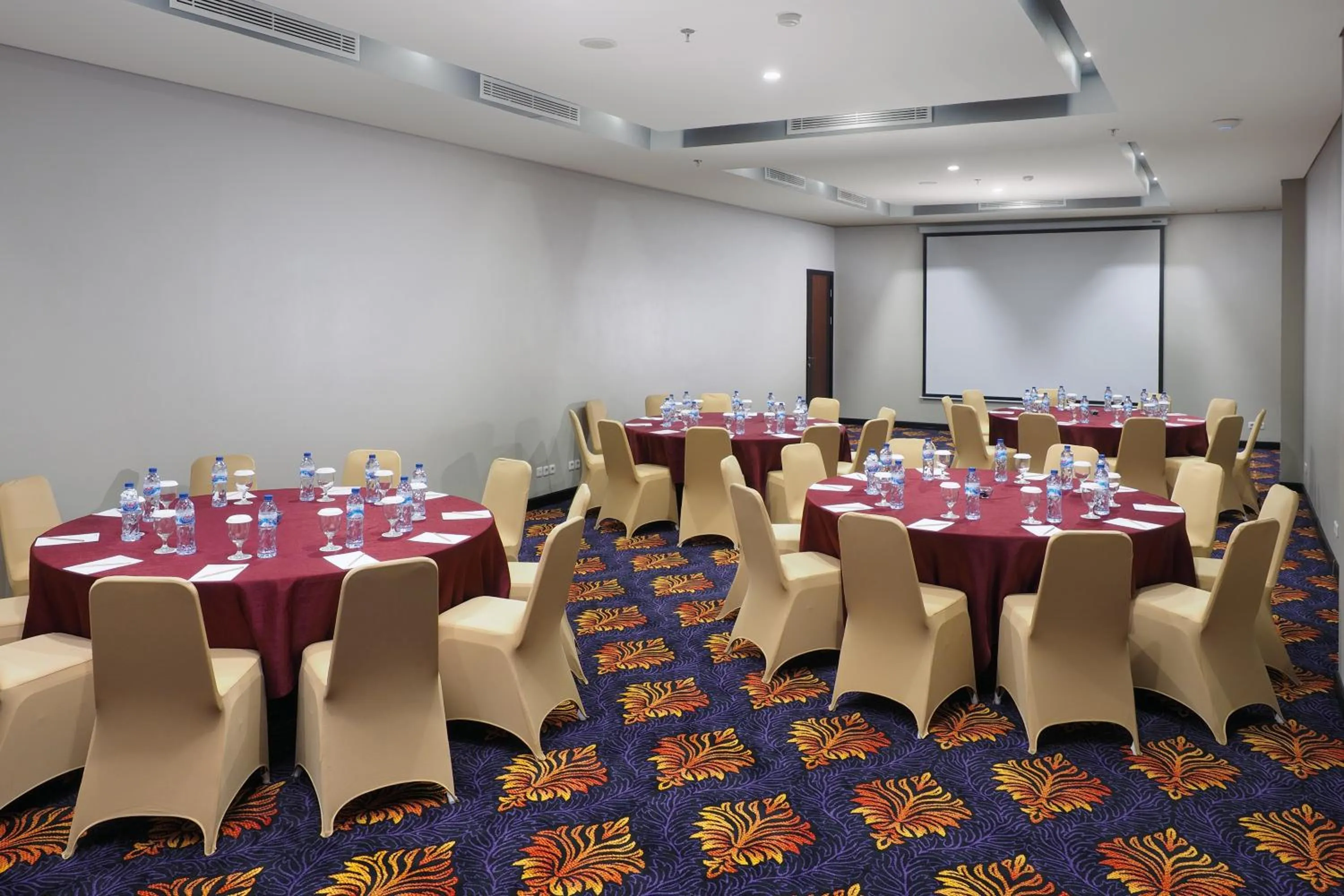 Business facilities in d'primahotel Kualanamu Airport Medan