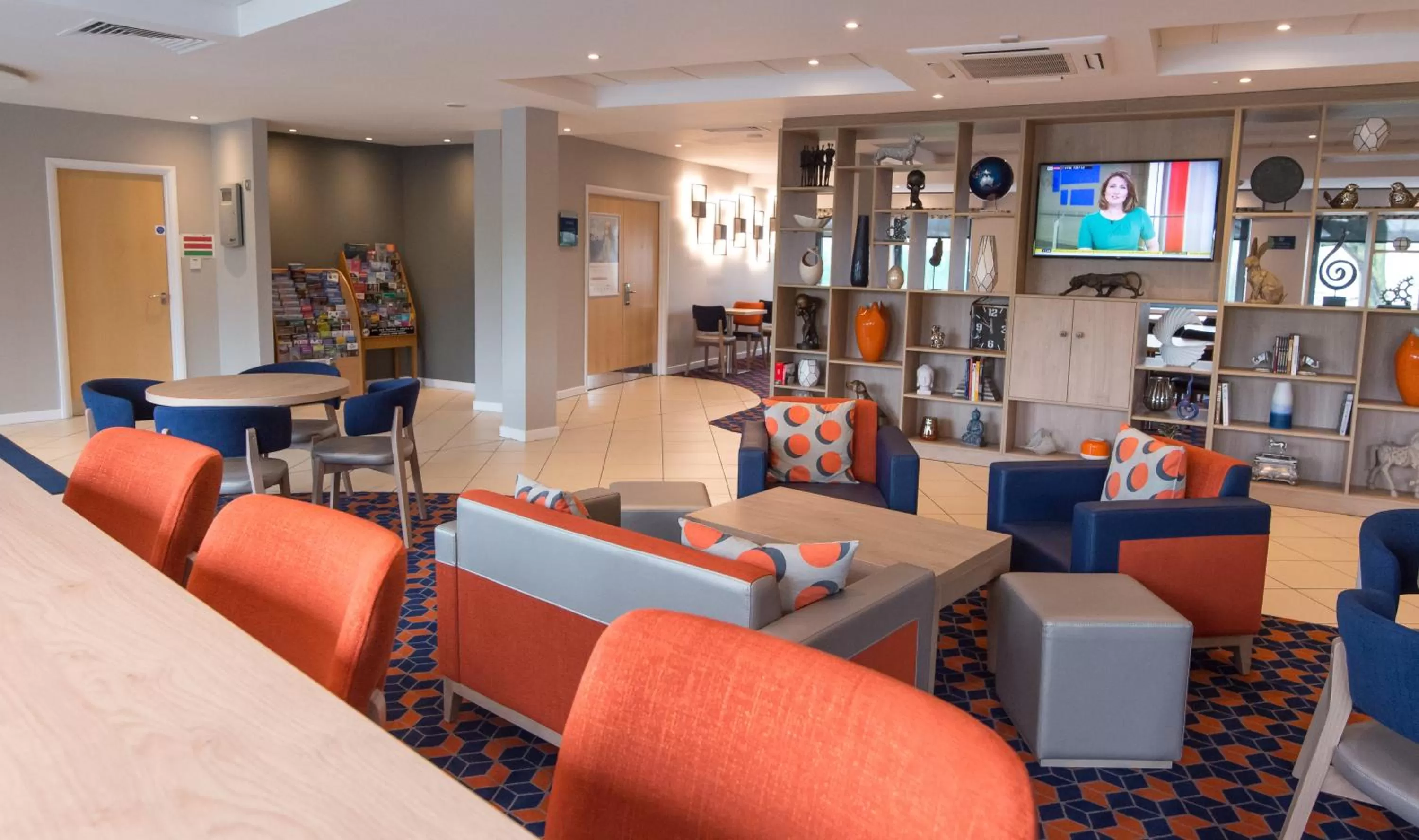 Lobby or reception in Holiday Inn Express Dunfermline by IHG
