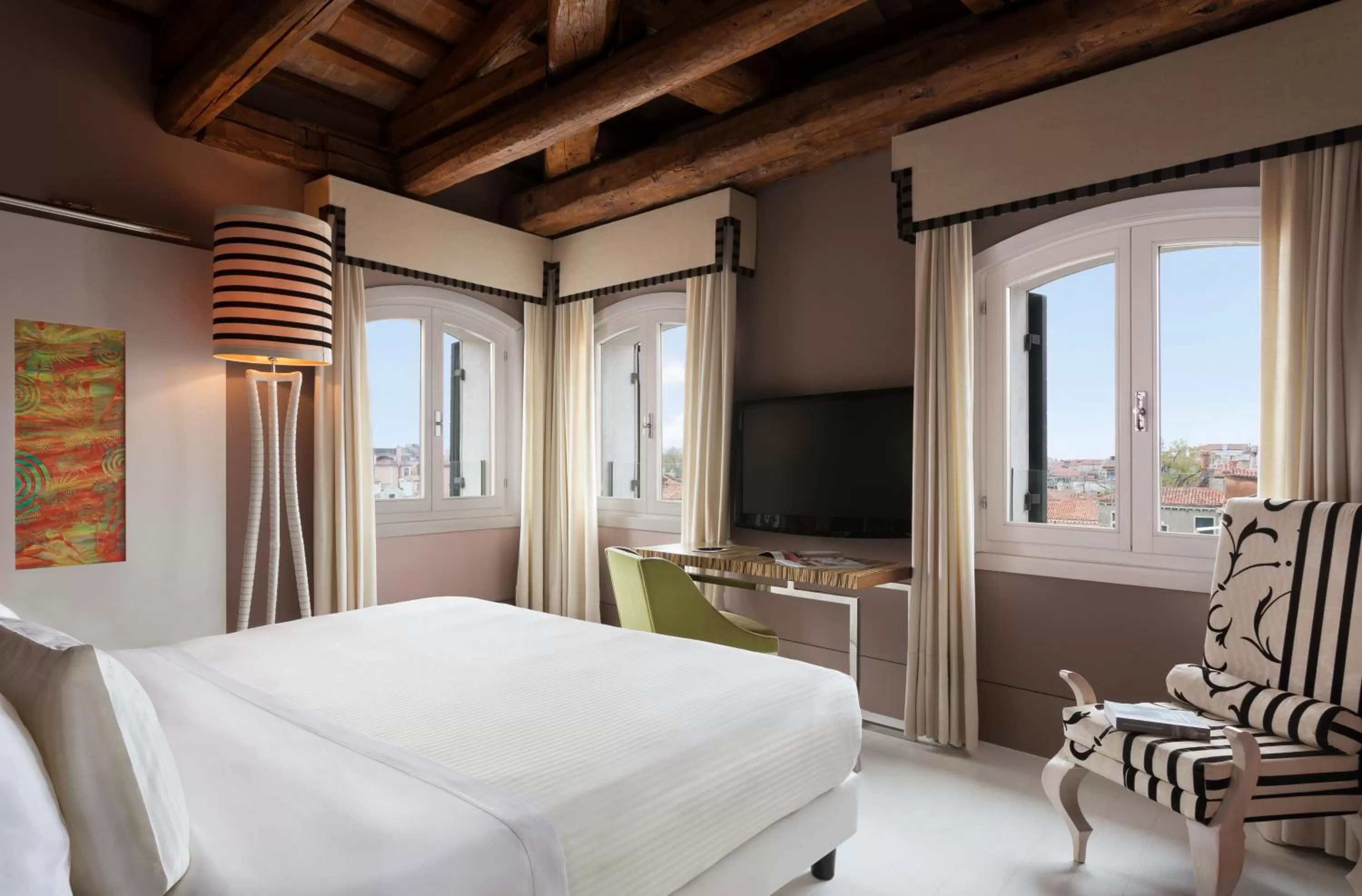 Photo of the whole room, Bed in Sina Centurion Palace