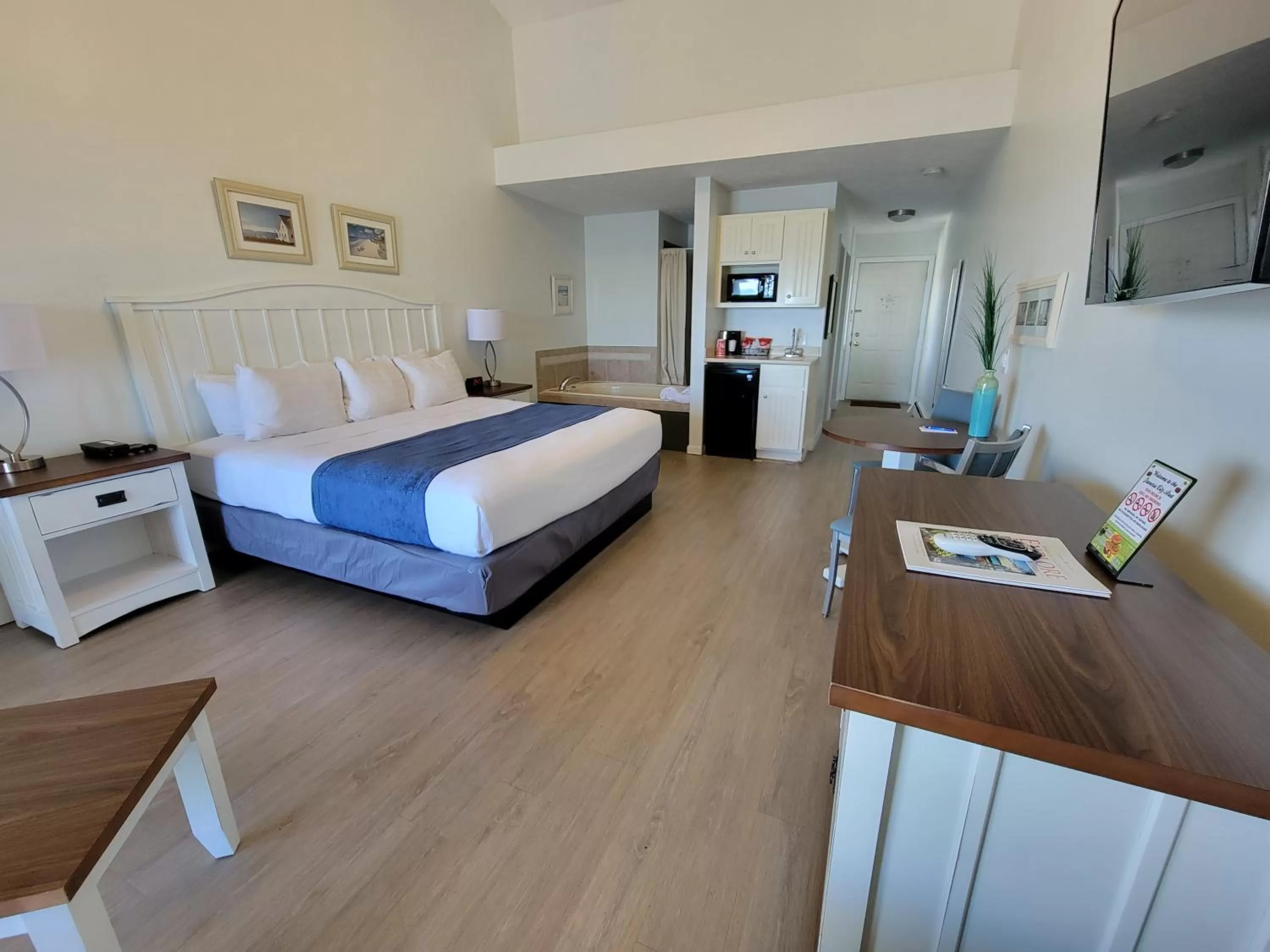 Photo of the whole room, Bed in Pointes North Beachfront Resort Hotel