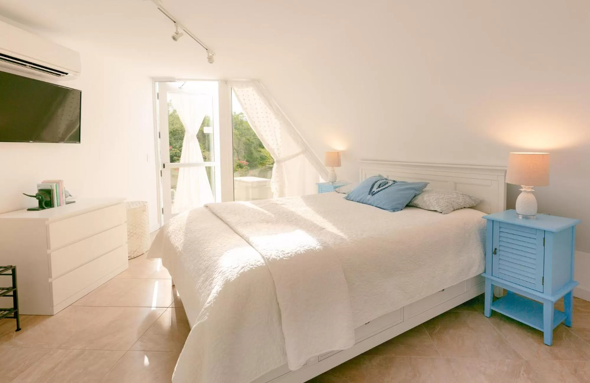 Bed in Pyramids in Florida