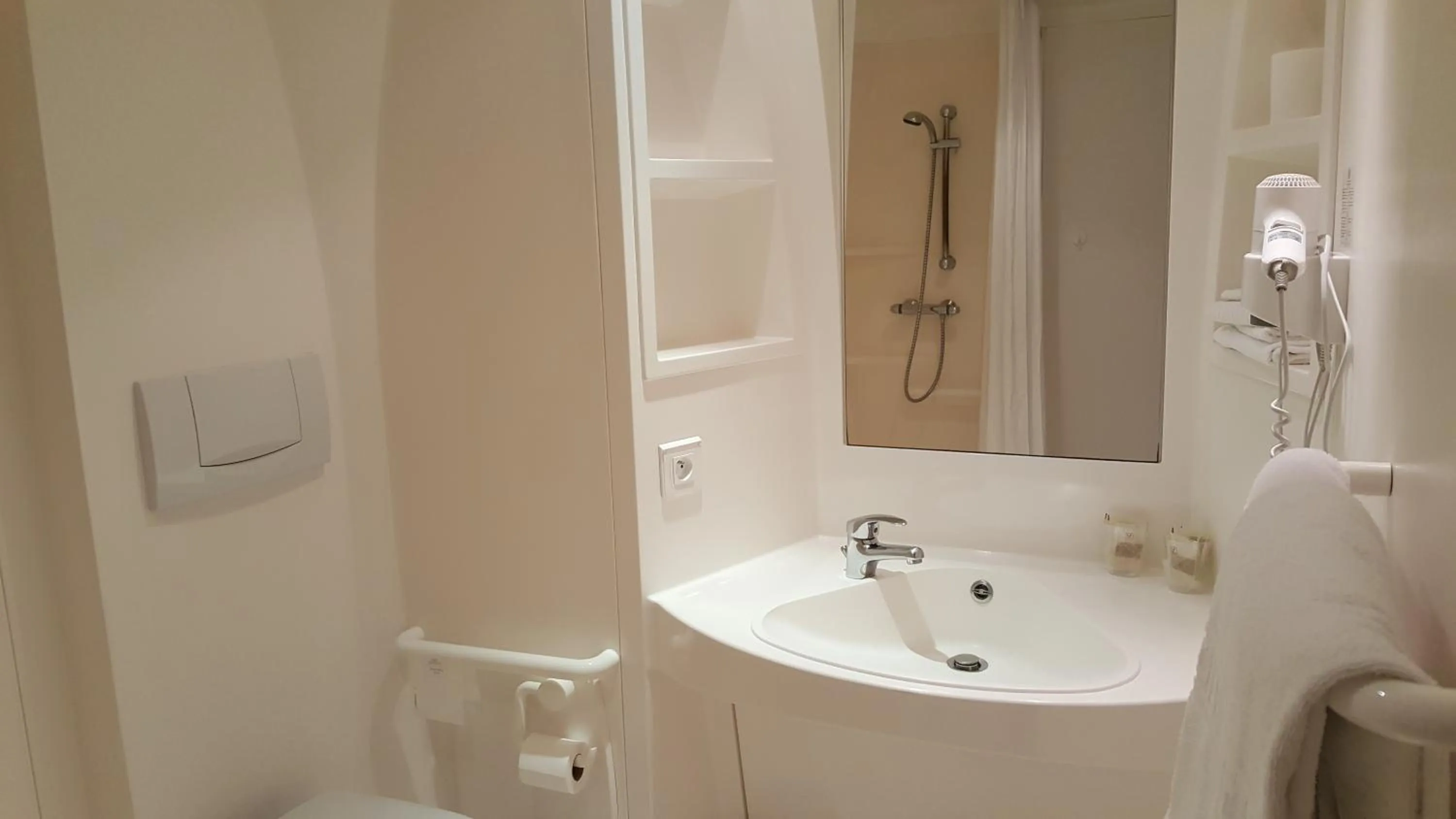 Bathroom in Cit'Hotel Talencia