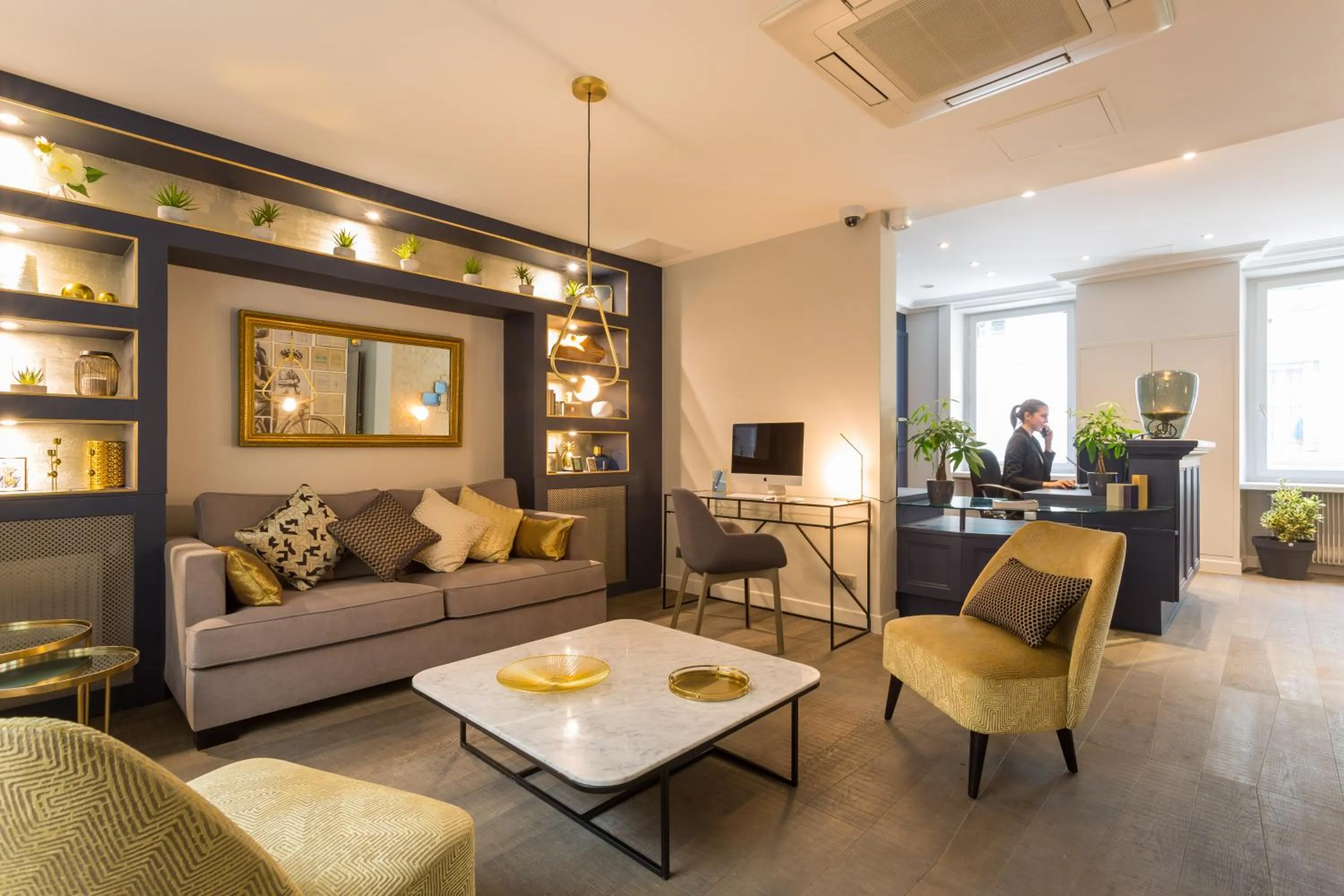 Lobby or reception in Logis hôtel Jardin de Villiers