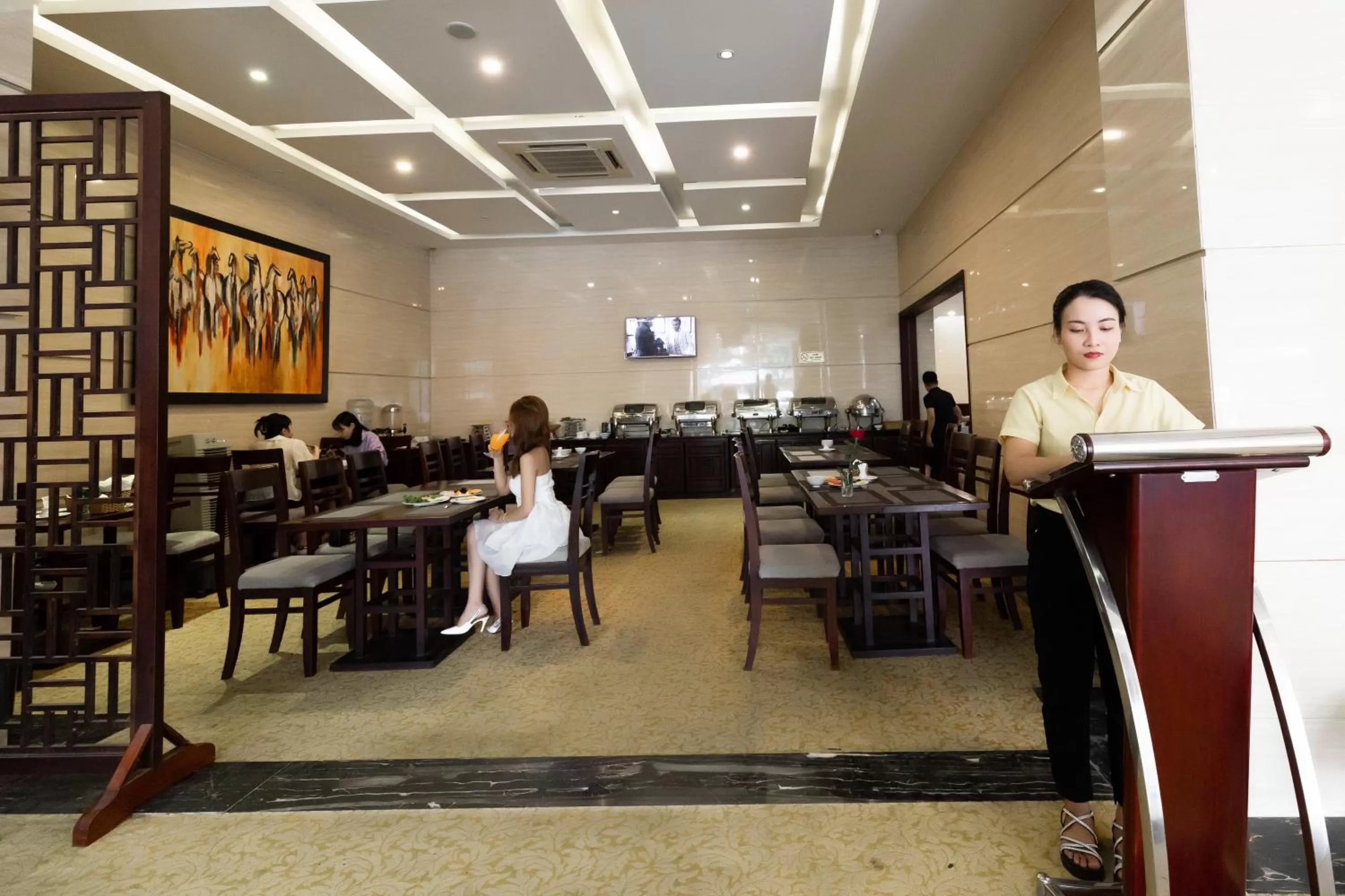 Restaurant/places to eat in Golden Quang Tri Hotel