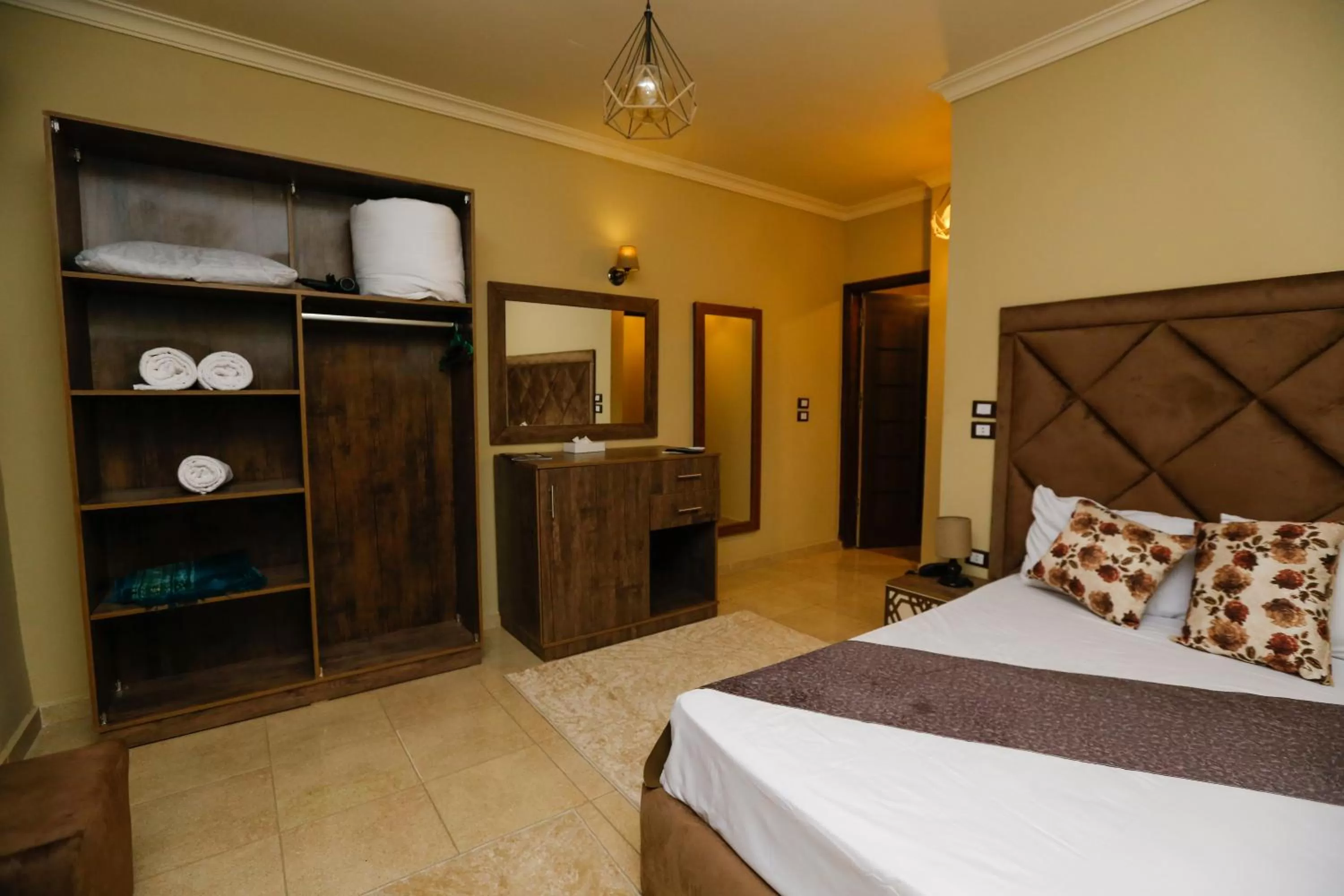 Bedroom, Bed in King Cheops Inn - Pyramid View