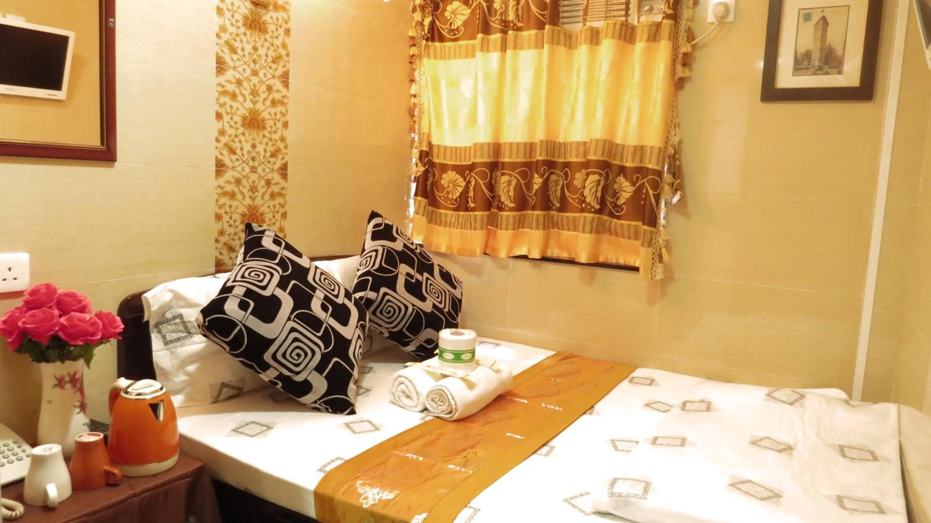 Other, Bed in Paris Guest House DHILLON HOTEL HK LTD 24 HOUR RECEPTION BLOCK D E 10F