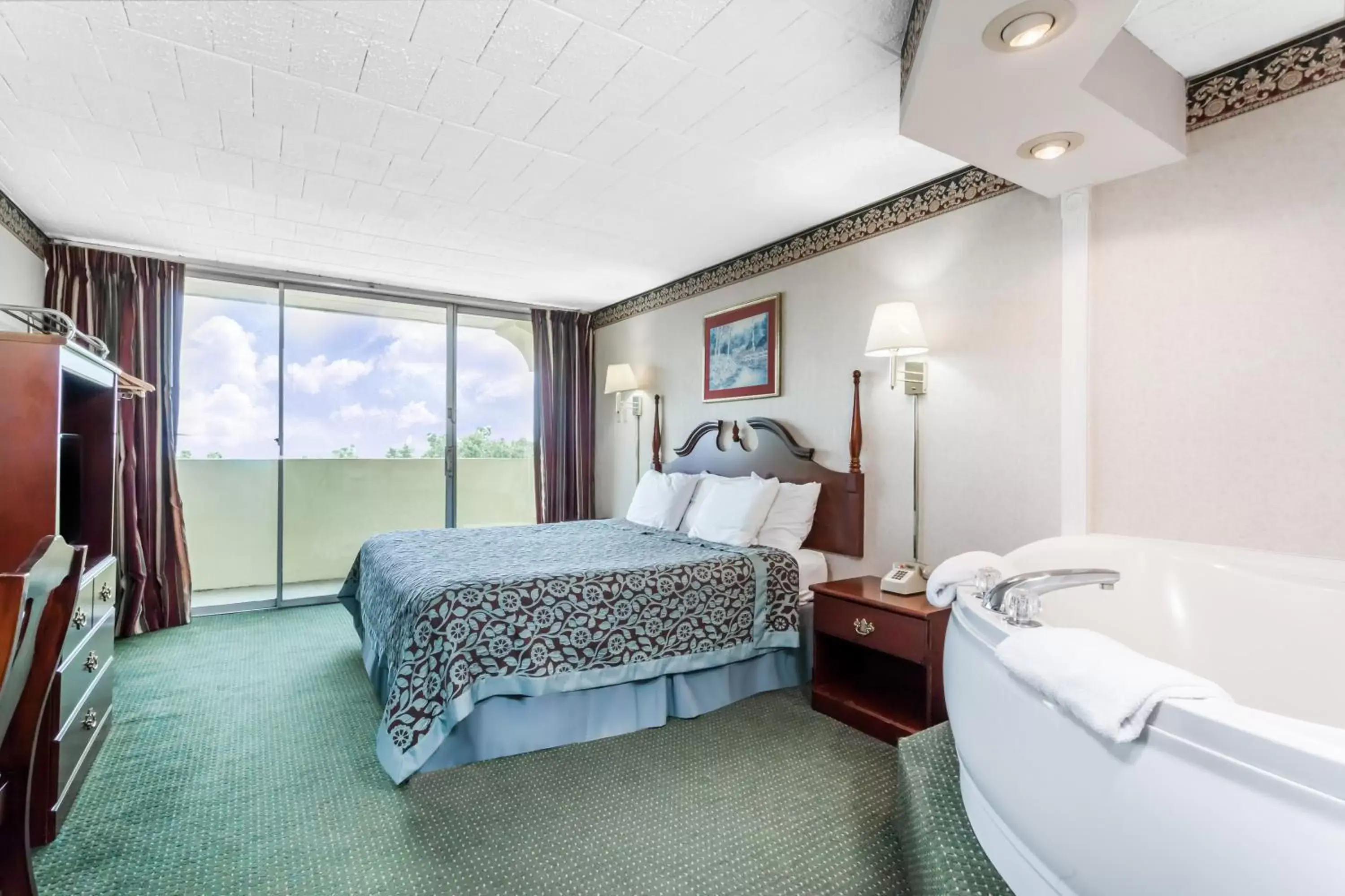 King Deluxe Suite with Mountain View - Non-Smoking in Days Inn by Wyndham Tannersville King Deluxe Suite with Mountain View - Non-Smoking in Days Inn by Wyndham Tannersville