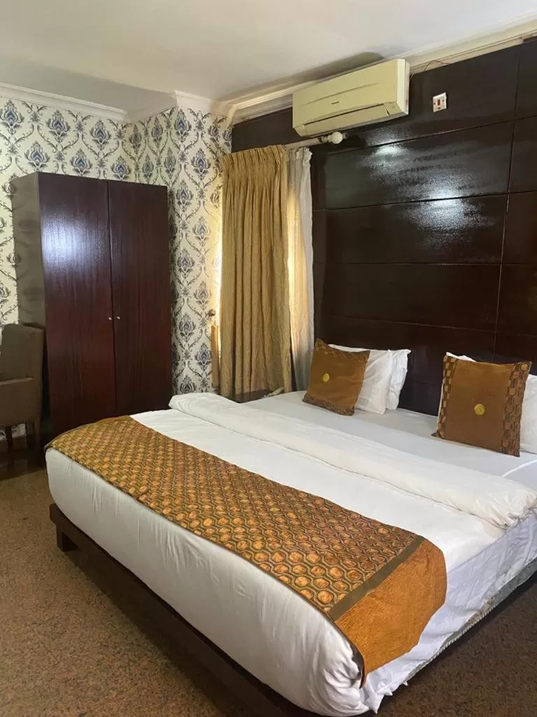 Bedroom, Bed in Galpin Suites