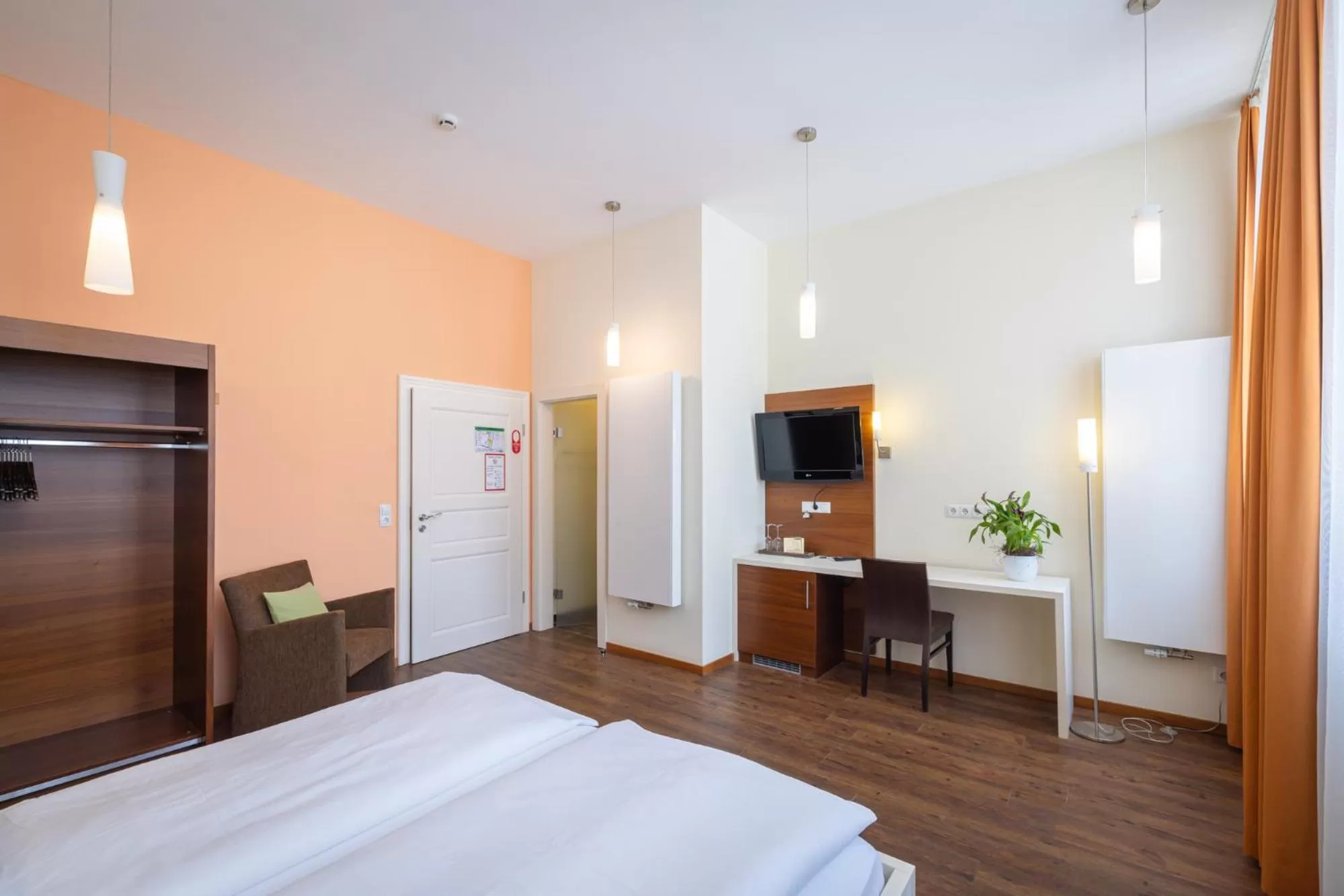 Bed, TV/Entertainment Center in Altstadthof Freinsheim